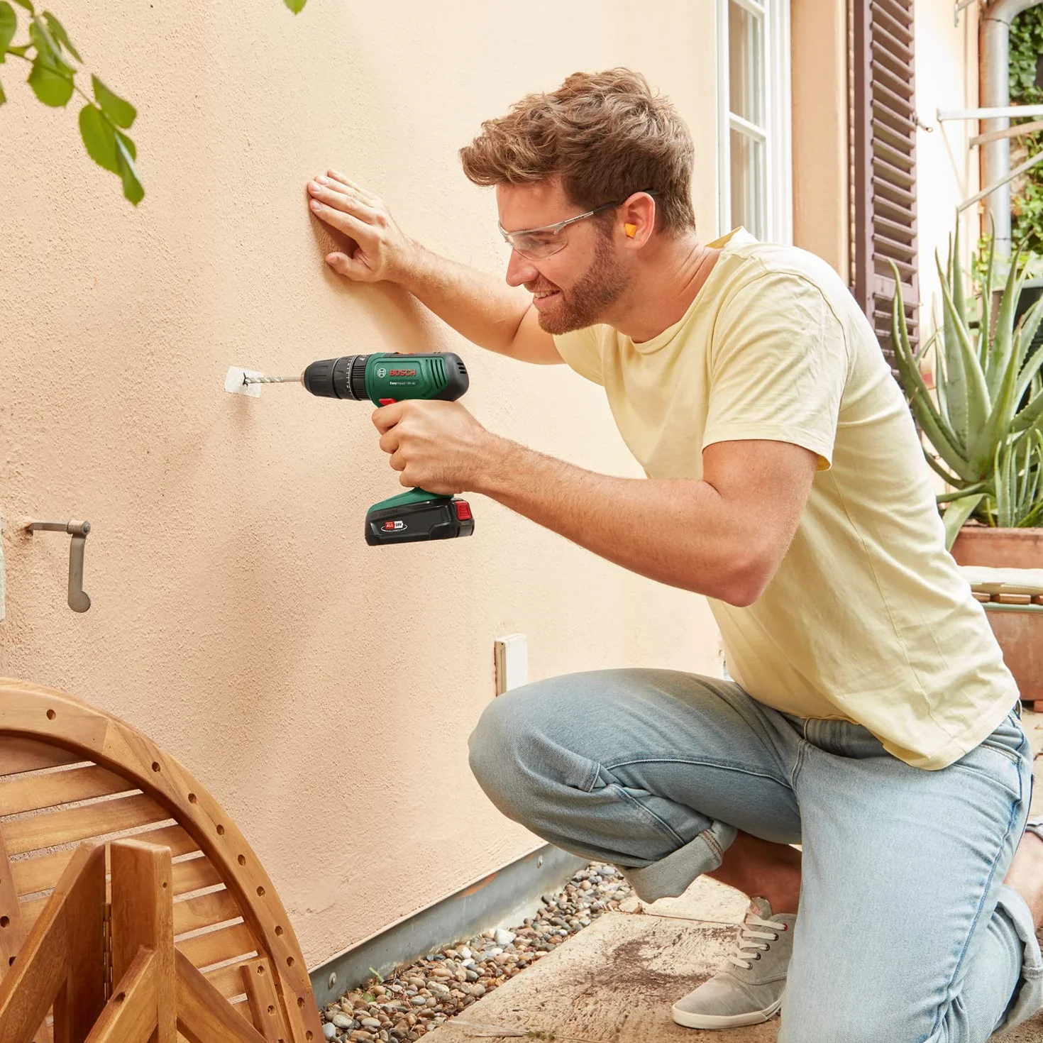 Bosch taladro percutor a batería EasyImpact 18V-40 (2x batería de 2,0 Ah, sistema de 18 V, set de destornilladores y brocas para madera, piedra y metal de 43 piezas, en caja)
