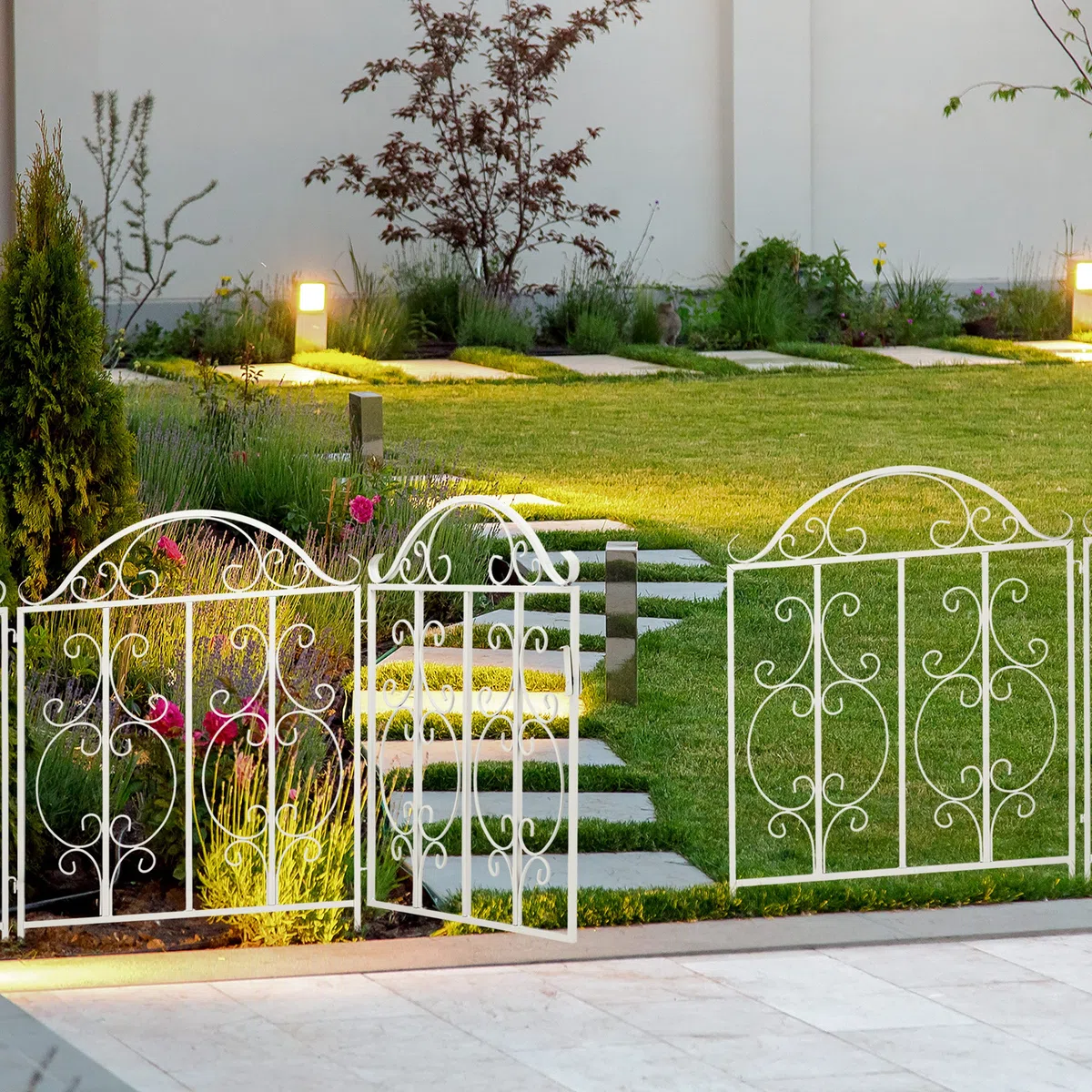 Relaxdays Puerta de Jardín, 3 Piezas, Acero, Adornos de Arabescos, 2 Paneles Laterales de Valla, 98,5 x 185 cm, Blanco