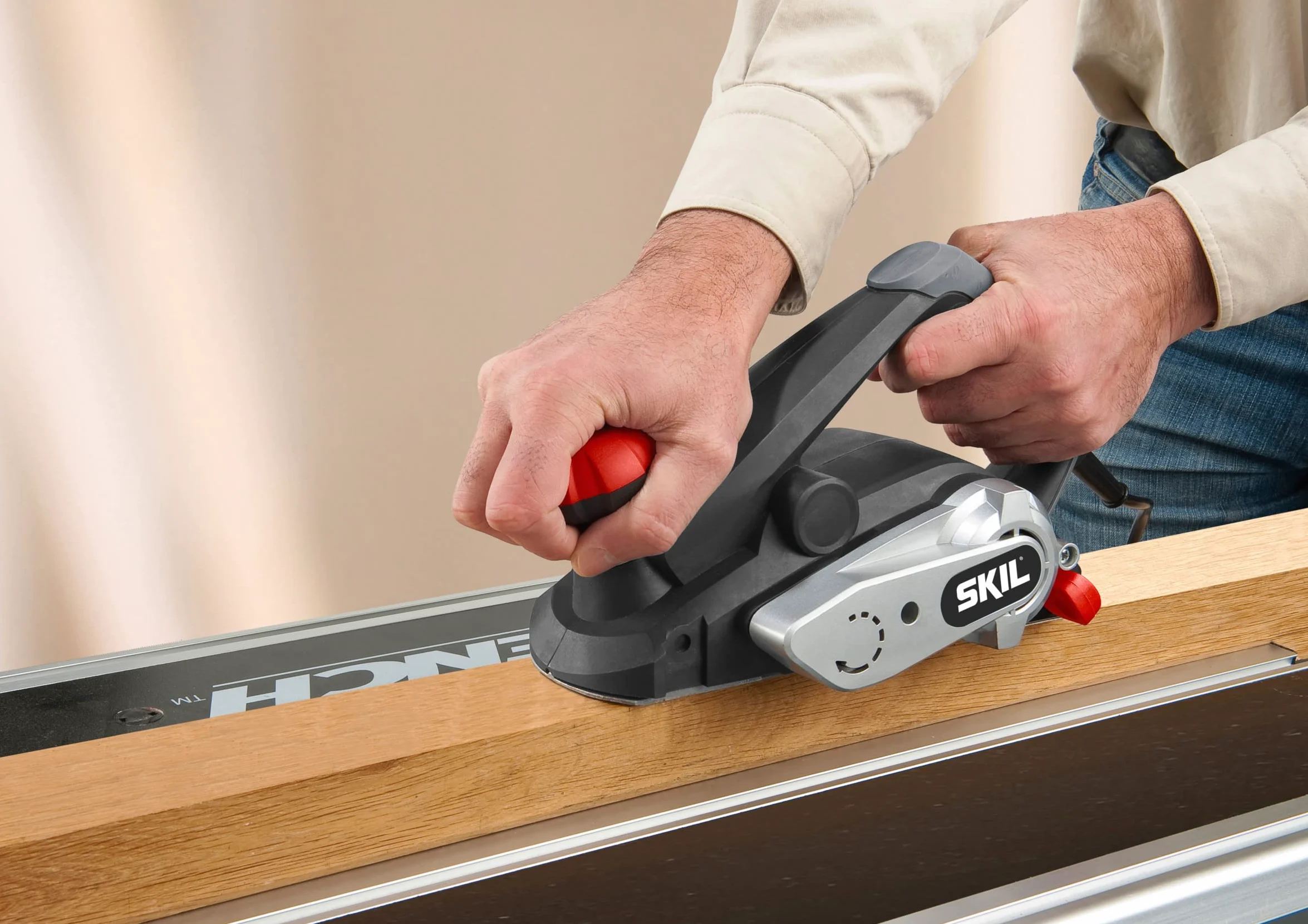 Skil 1558AA - Cepillo eléctrico para madera (600 W, anchura de cepillado: 82 mm, profundidad de cepillado: 0-2 mm, conexión para aspirador integrada)