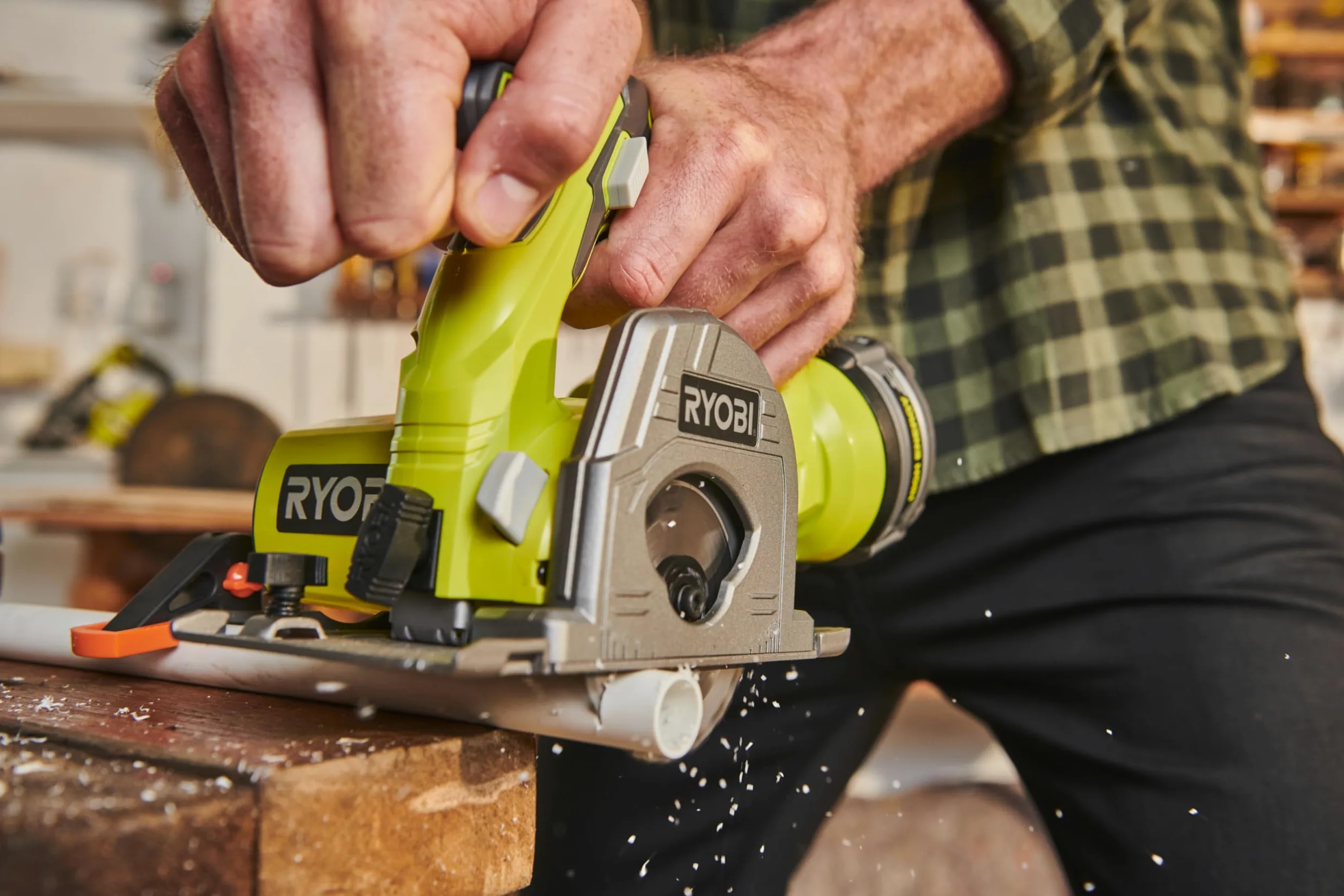 RYOBI - Sierra Multimaterial 18V ONE+ - Ø85x15mm - 4250 rpm - Entregada con 1 Cuchilla Multimaterial, 1 Baldosa, 1 Guía Paralela y 1 Boquilla de Aspiración (Batería y Cargador no Incluidos) - R18MMS-0