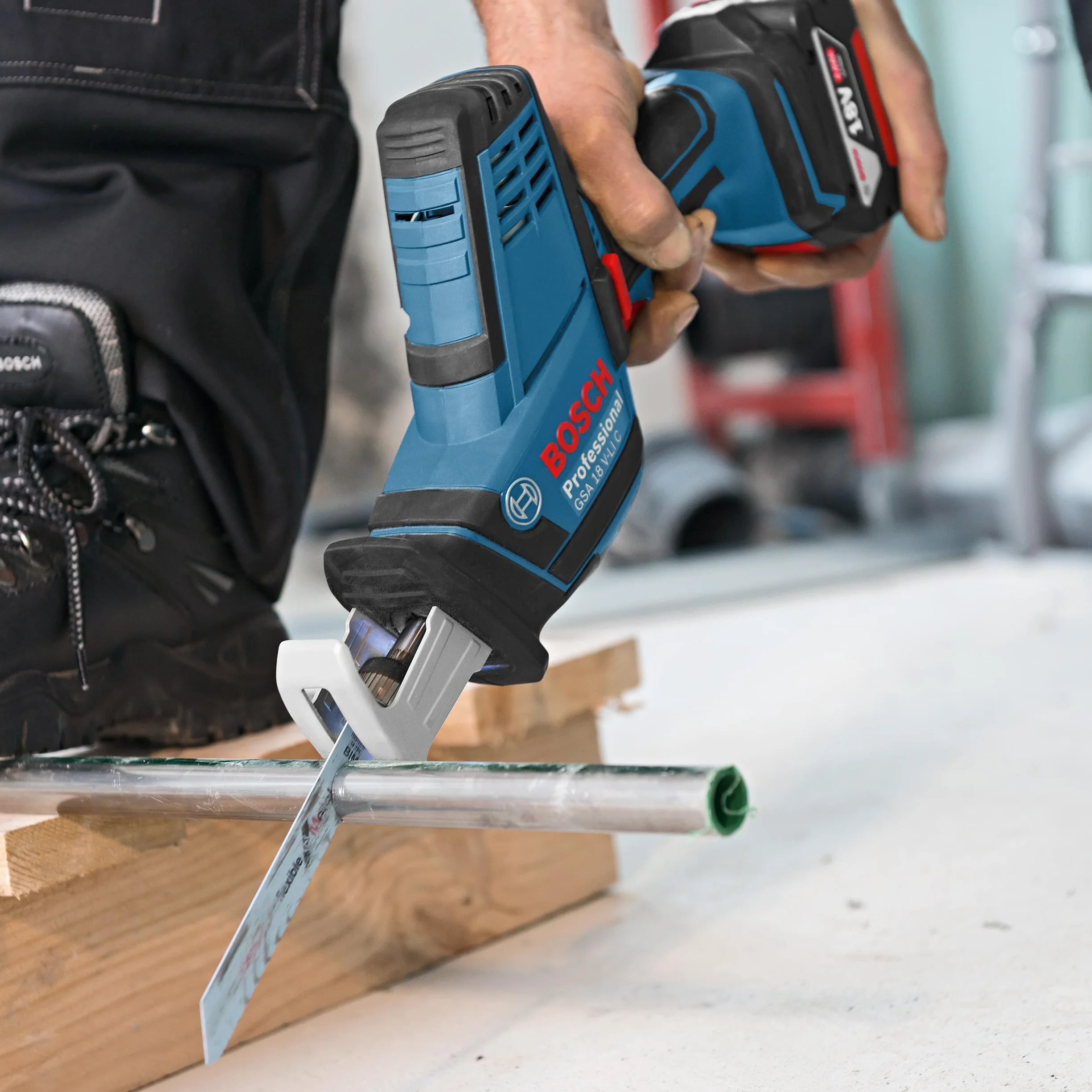 Bosch Professional 18V System GSA 18 V-LI C - Sierra sable a batería (0 - 3050 cpm, profundidad de corte 200 mm, sin batería, en caja)