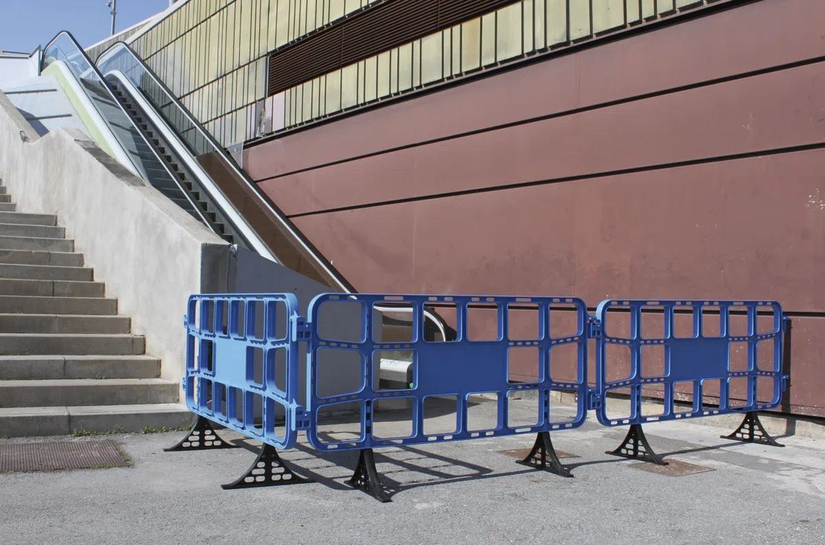 ADO - Valla de plástico obra peatonal azul, valla reforzada con patas extraíbles de 2 metros (1- Valla)