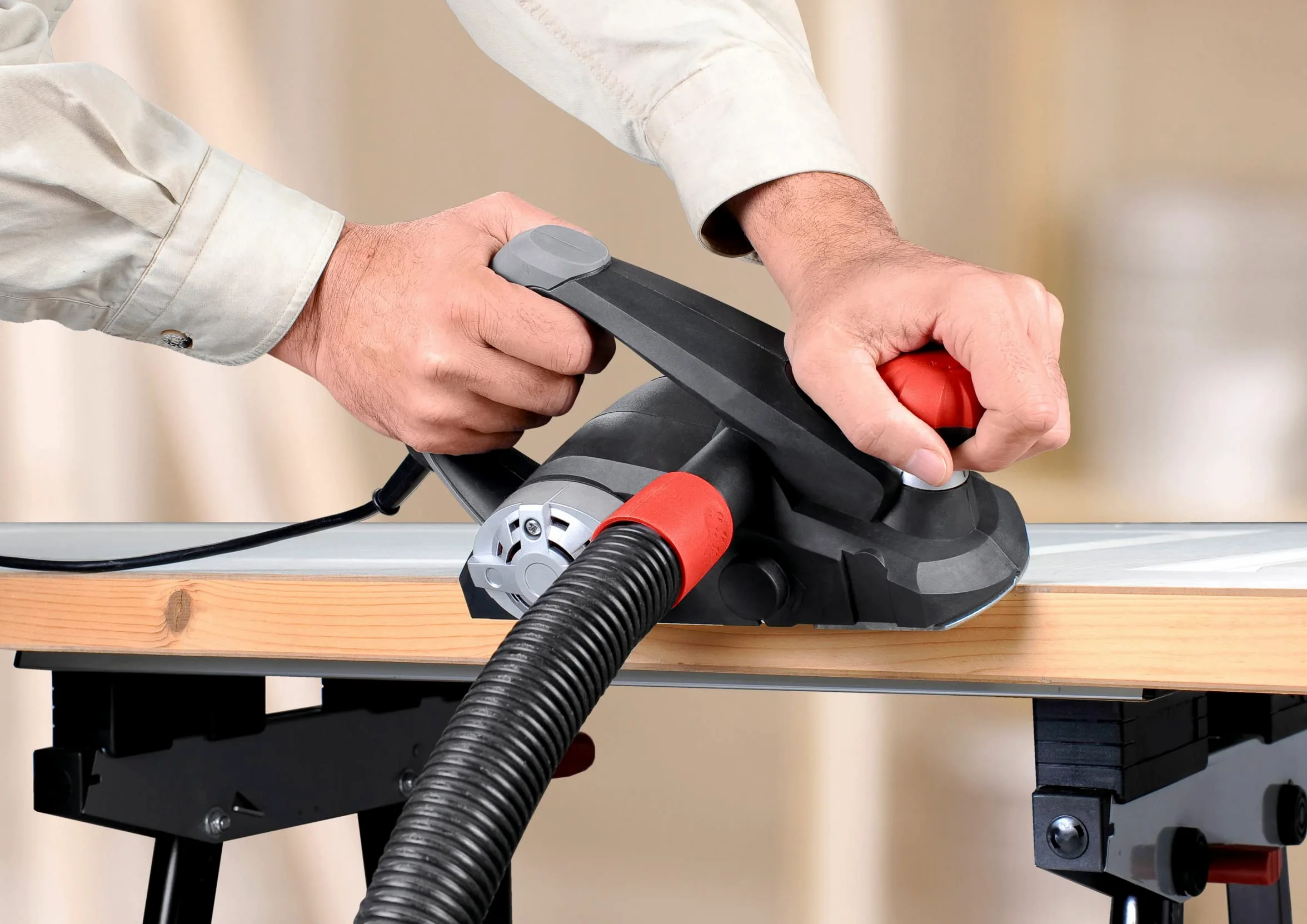 Skil 1558AA - Cepillo eléctrico para madera (600 W, anchura de cepillado: 82 mm, profundidad de cepillado: 0-2 mm, conexión para aspirador integrada)