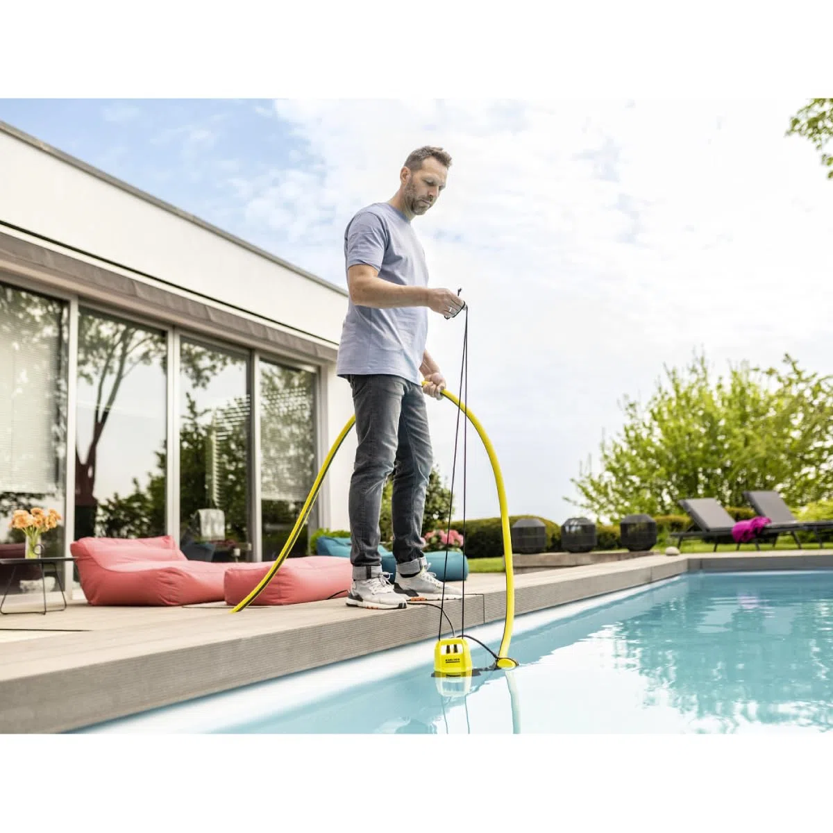 Kärcher SP 9.000 Flat Bomba Sumergible de Aspiración Plana, Caudal: 9.000 l/h, Profundidad: máx. 7 m, para Agua Sucia con Partículas de un Tamaño de hasta 5 mm, Agua Restante: 1 mm, Presión: 0,6 bar
