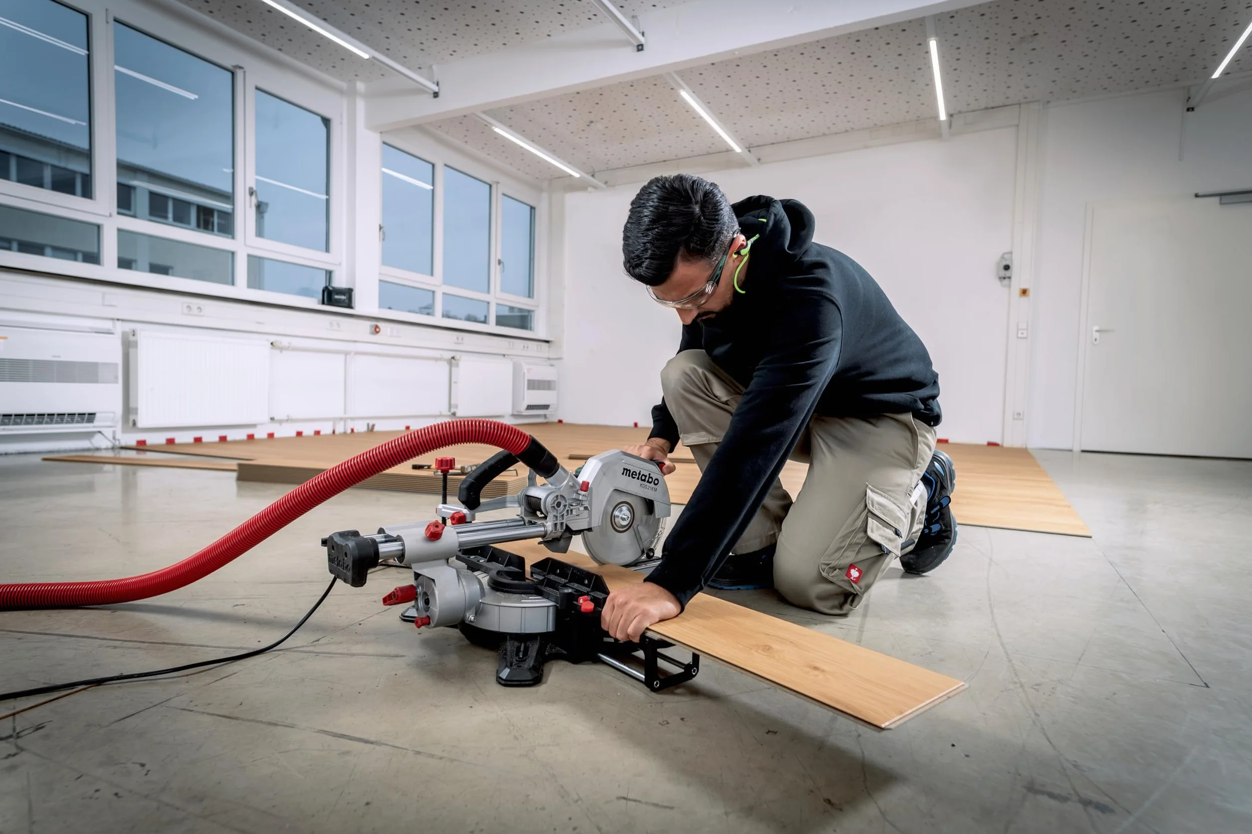 Metabo Sierra de Inglete y Tracción KGS 254 M con Línea de Corte Precisa LED y Disco 254 mm para Cortes Anchos