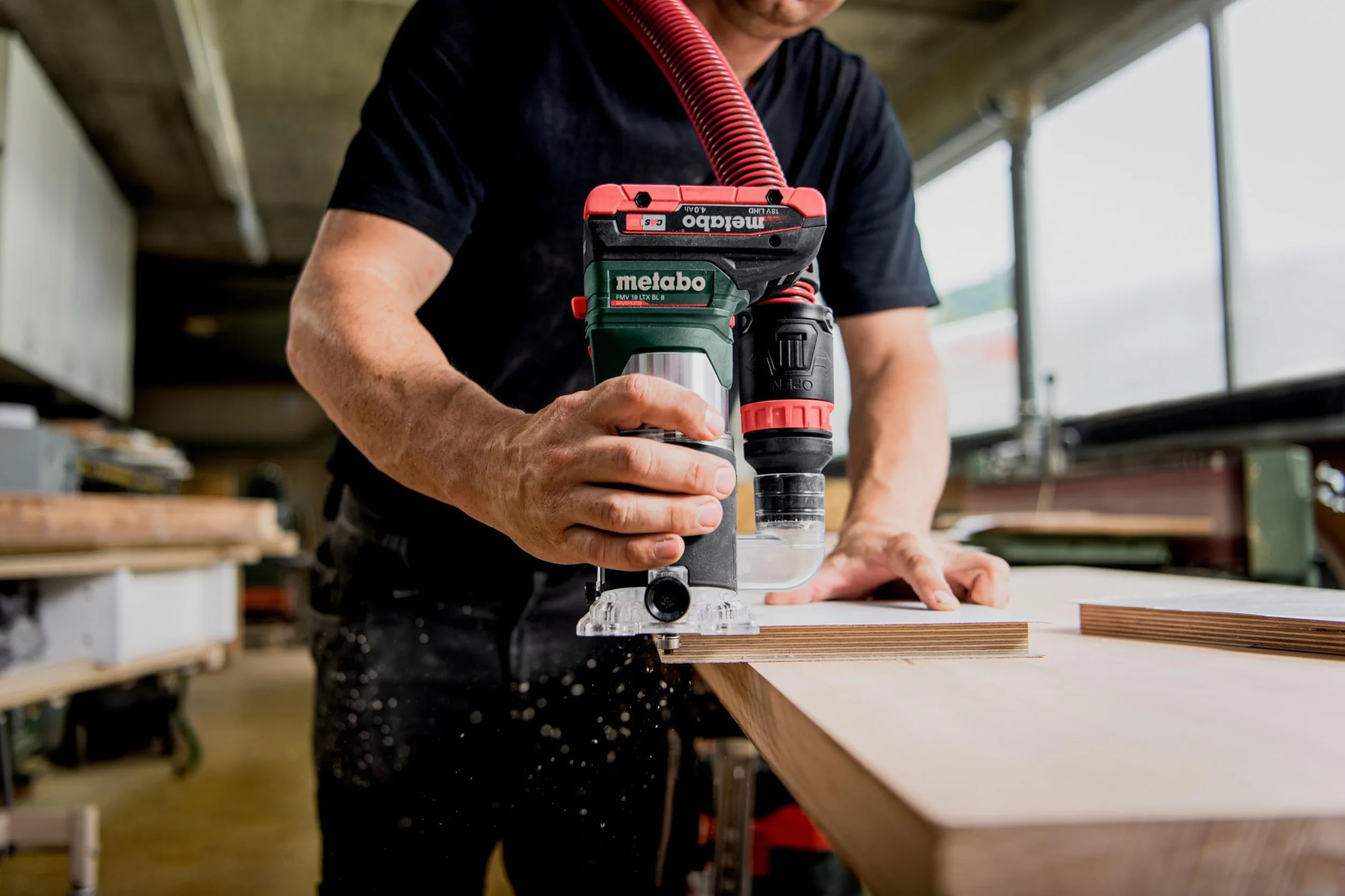 metabo Fresadora de bordes con batería FMV 18 LTX BL 8-18V, motor sin escobillas, 4800-29000 rpm, pinza de sujeción de 6/8 mm, metaBOX 145 L, ajuste preciso de profundidad, ergonómico, para madera y