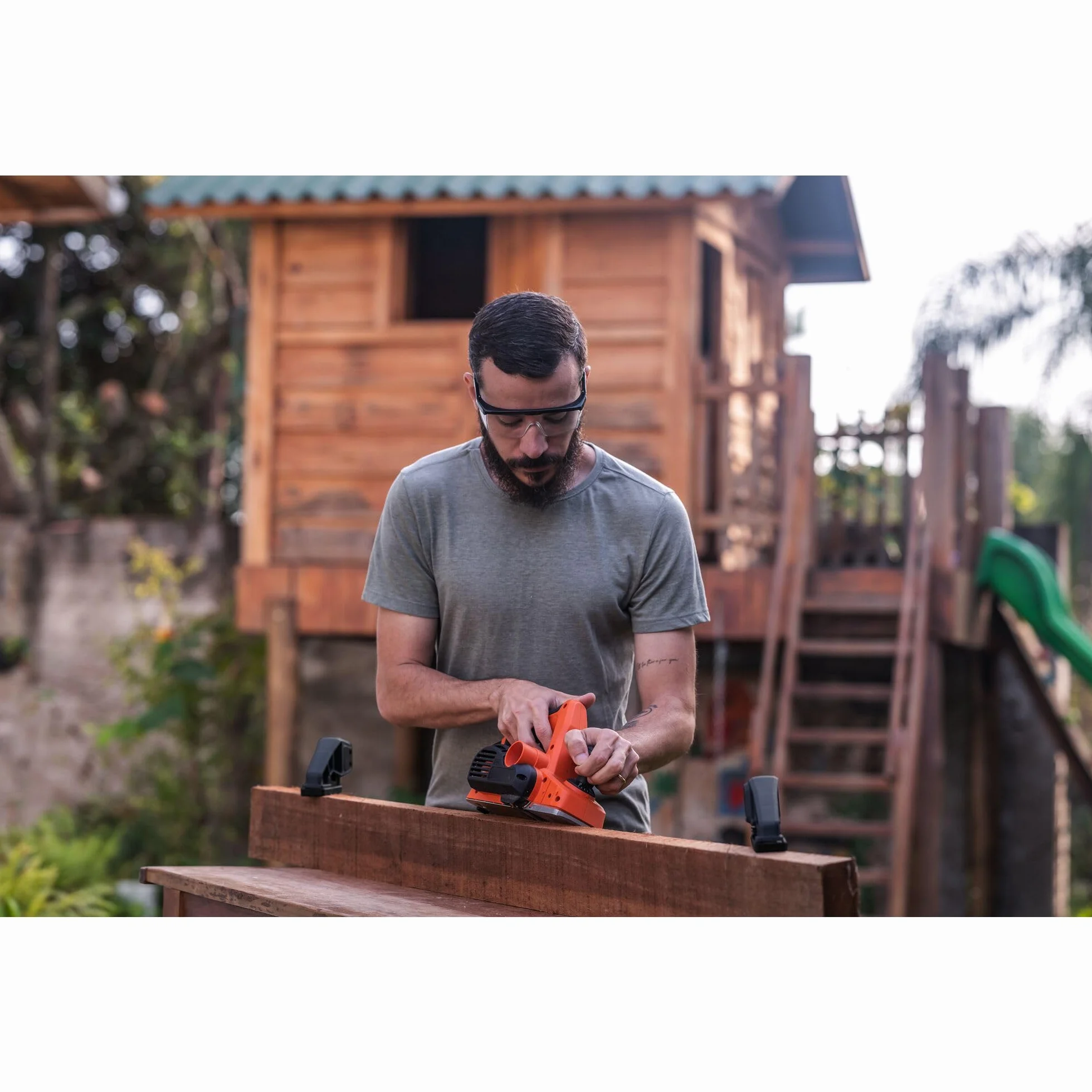 BLACK+DECKER BEW712-QS Cepillo Eléctrico, Potencia de 710 W, Ancho de Corte 82 mm, Profundidad de Corte de 2 mm, Bolsa Recolectora y Adaptador de Aspiración