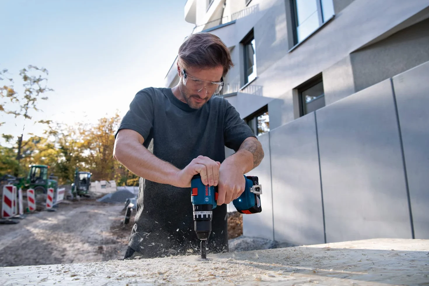 Bosch Professional 18V System taladro con percusión a batería GSB 18V-45 (velocidad de giro 1900 rpm, incl. 2 baterías 2.0Ah, GAL 18V-2082, set con 82 accesorios, L-Case Pick & Click)