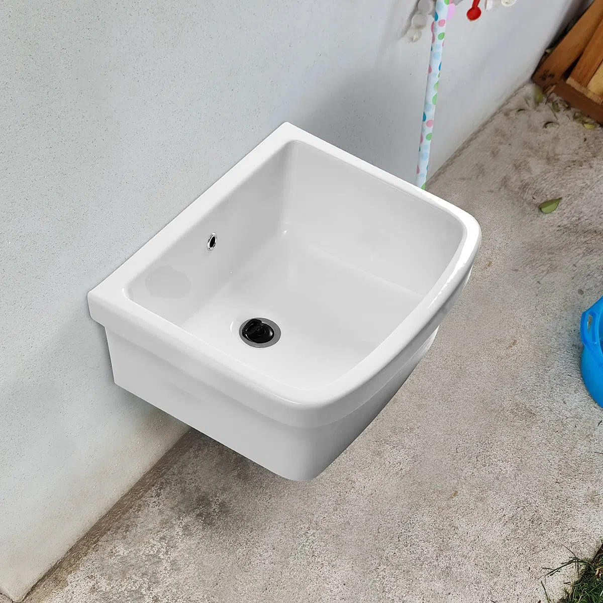 Lavabo de cerámica de 60 x 45 cm. Instalación en soportes de pared o soporte sobre encimera o mueble para interior y exterior, resistente a los ácidos y a la intemperie.