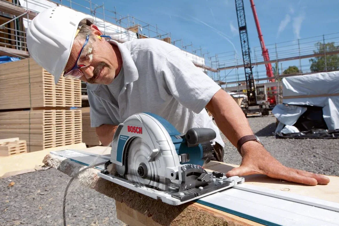 Bosch Professional sierra circular GKS 85 G (incl. 1 disco de sierra, Optiline Wood, 235 x 30/25 x 2,8 mm, 24, llave Allen SW 5, adaptador de vacío)