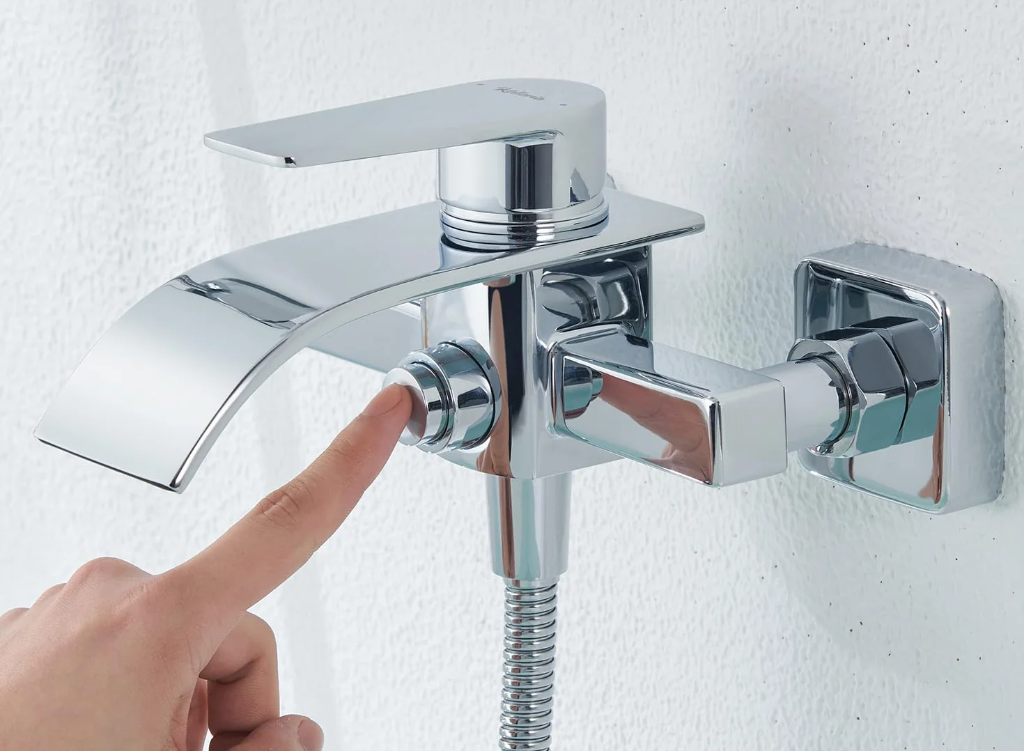 Grifo de Bañera - Diseño de Cascada, Grifo Mural de Latón con Interruptor de Presión para Bañera y Ducha, Mezclador Monomando, Fácil de Instalar, Incluye Accesorios, Cromo