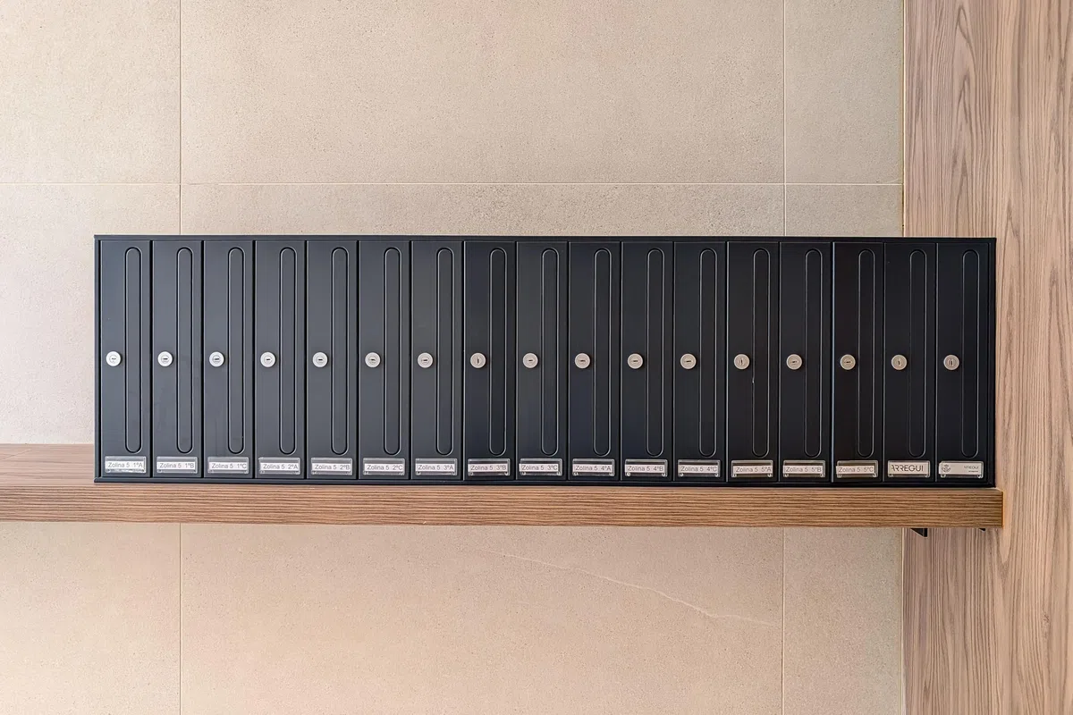 ARREGUI Front Vertical Buzón de Comunidad para Interior | Buzones para Comunidades de Vecinos | Acero Lacado Negro | DIN A4 | 40 x 32 cm (Alto x Fondo) | Cerradura Seguridad EN 13724 | 6 Buzones
