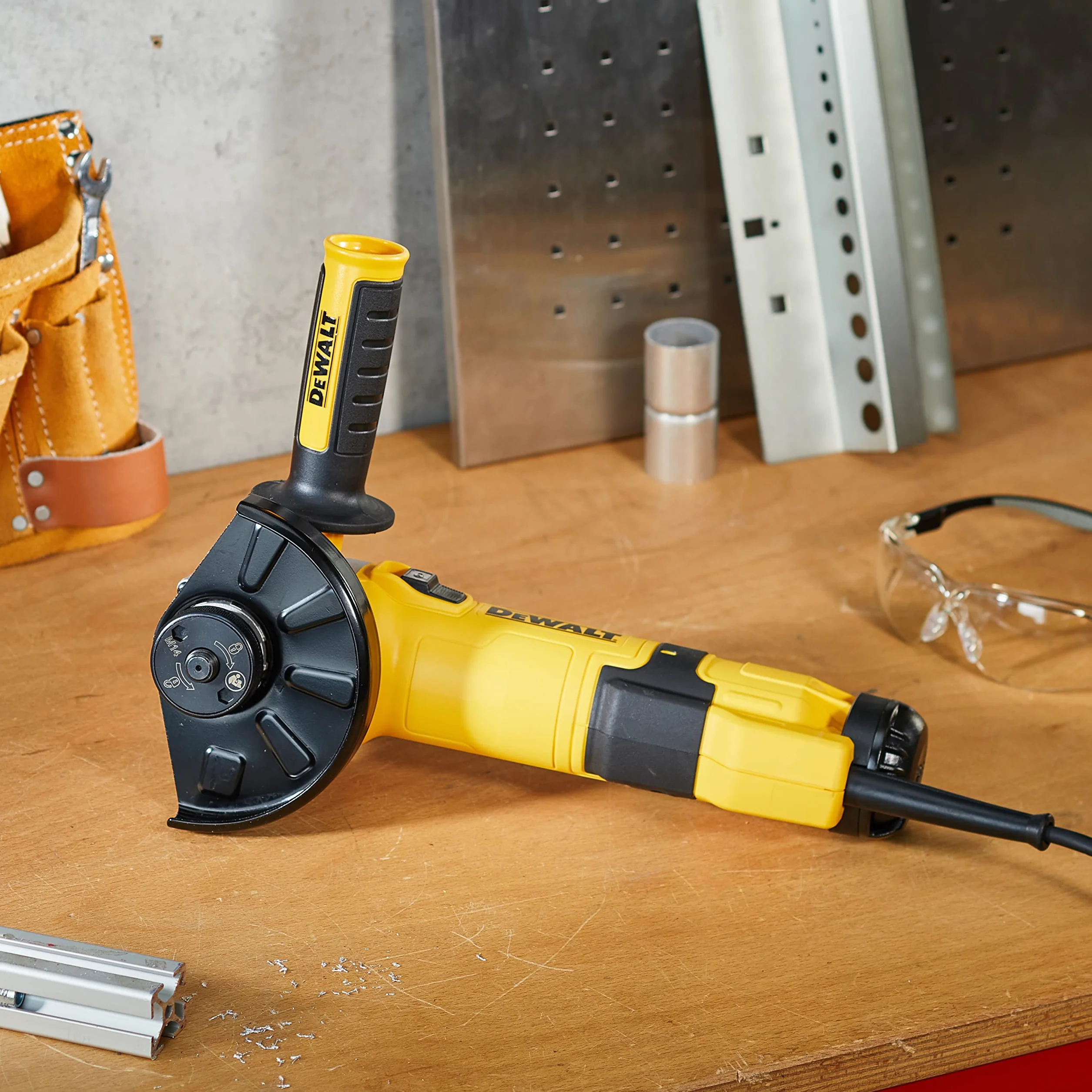DEWALT DWE4257-QS - Mini-Amoladora Eléctrica de 125 mm, Potencia 1500W, Rosca M14, Velocidad hasta 10000 rpm, Protección contra Re-arranque, Sistema de Extracción de Polvo