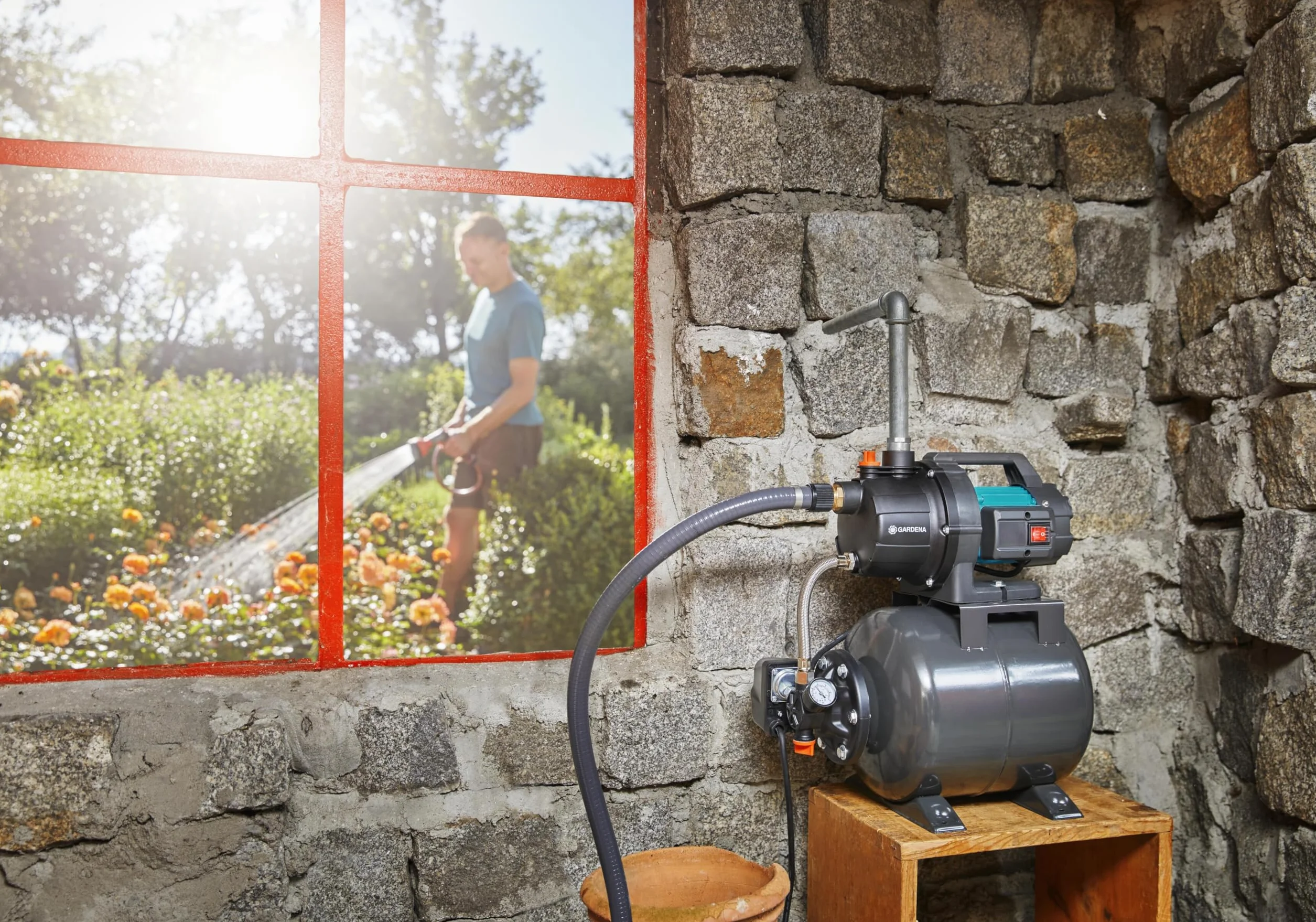 Gardena Pressure Tank Unit 3700/4: Bomba para suministro de agua doméstica con depósito de 19l, membrana de EPDM e insertos roscados de latón, caudal de 3.700 l/h, motor de 800 W (09023-20)