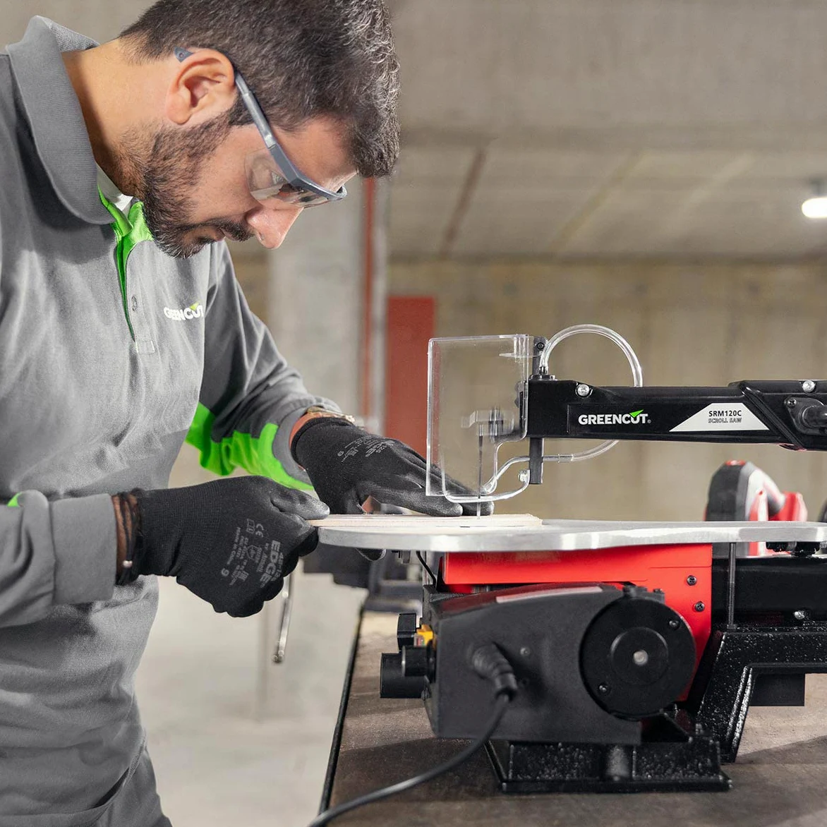 GREENCUT SRM120C - Sierra de marqueteria eléctrica de 120W y velocidad variable 400-1650rpm, longitud hoja 133mm, herramienta para taller y hogar, protector de hoja retráctil