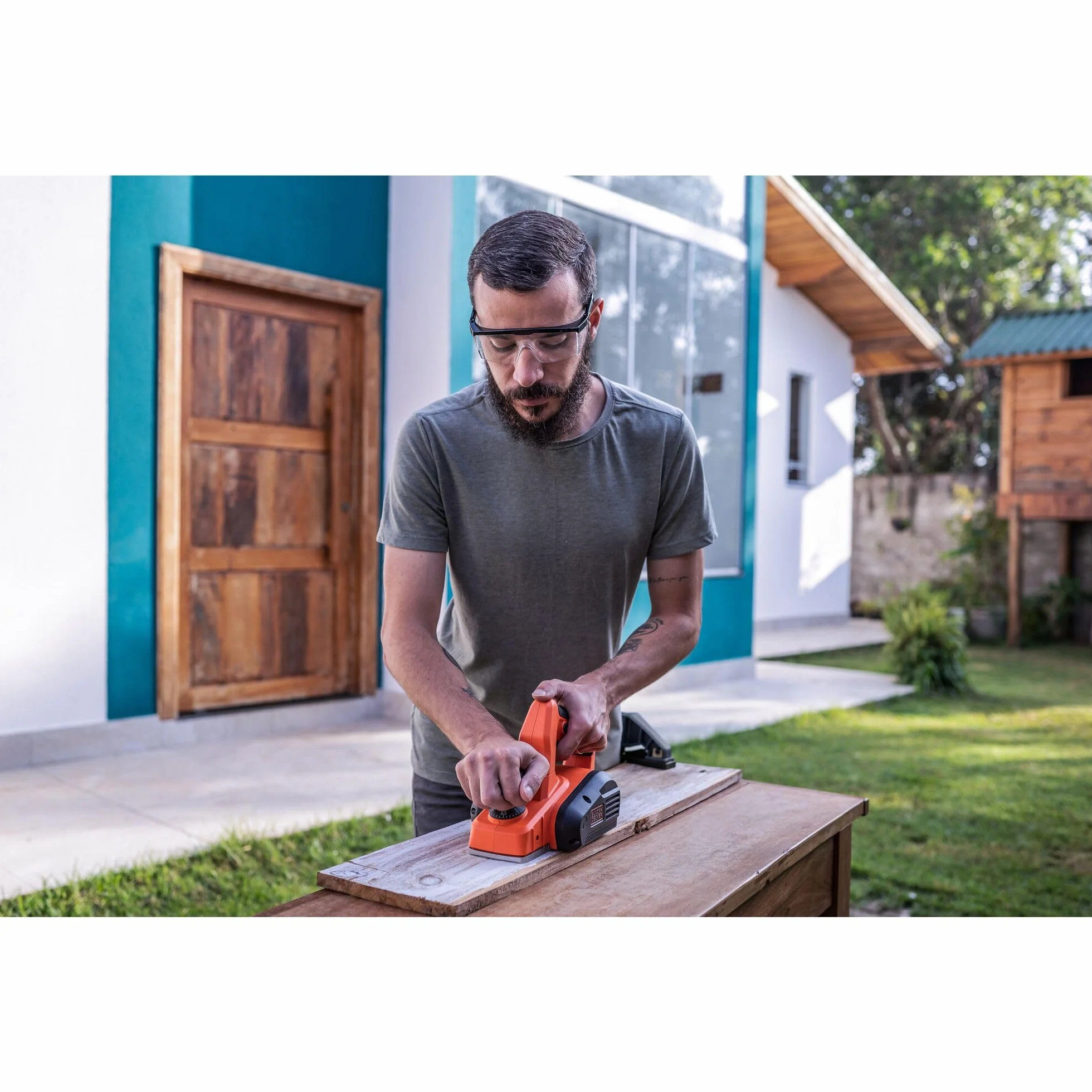 BLACK+DECKER BEW712-QS Cepillo Eléctrico, Potencia de 710 W, Ancho de Corte 82 mm, Profundidad de Corte de 2 mm, Bolsa Recolectora y Adaptador de Aspiración