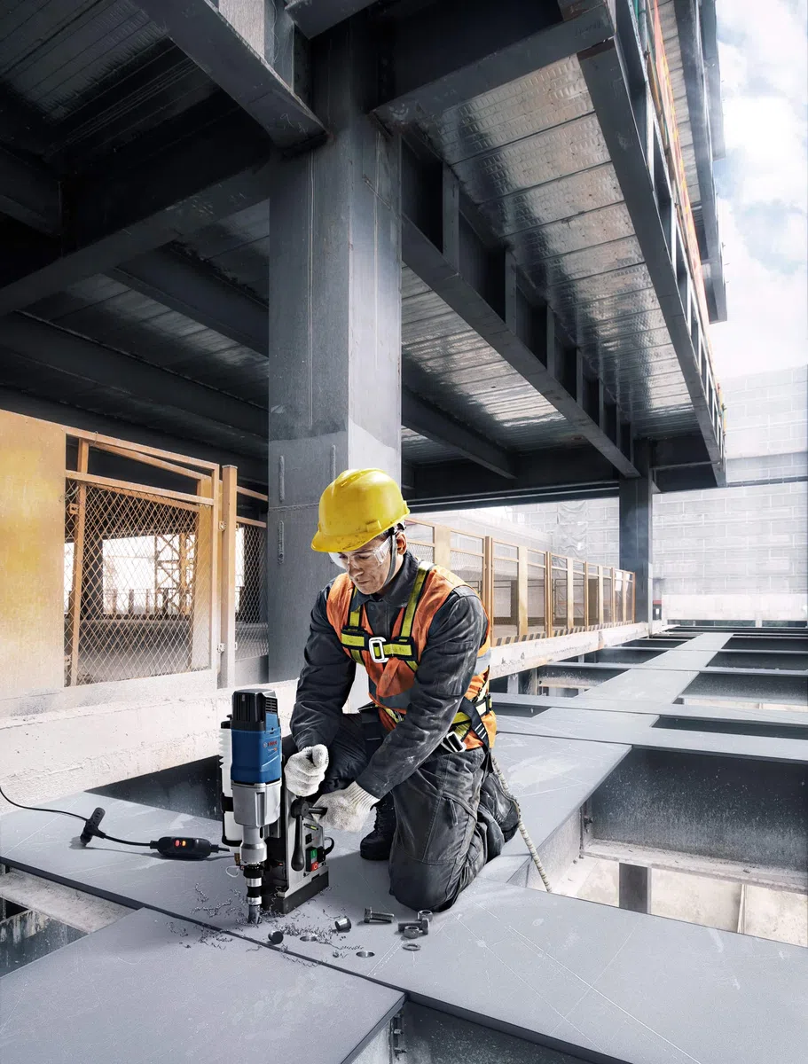Bosch Professional taladro GBM 50-2 (incl. adaptador p. fresa hueca, llave hexag., expulsor brocas, casquillo reductor, clavija central, correa seguridad, depósito refrigerante, estribo, maletín)