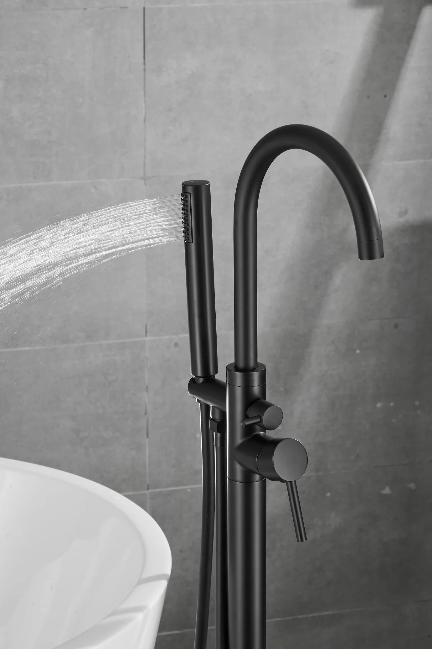 VALAZ Grifo Bañera Exenta Negro Mate | Grifo Monomando, Mezclador Agua Fría y Caliente, Ahorro de Agua | Instalación Fácil y Rápida | Inoxidable, Cuello Cisne Redondo, Serie Ebro