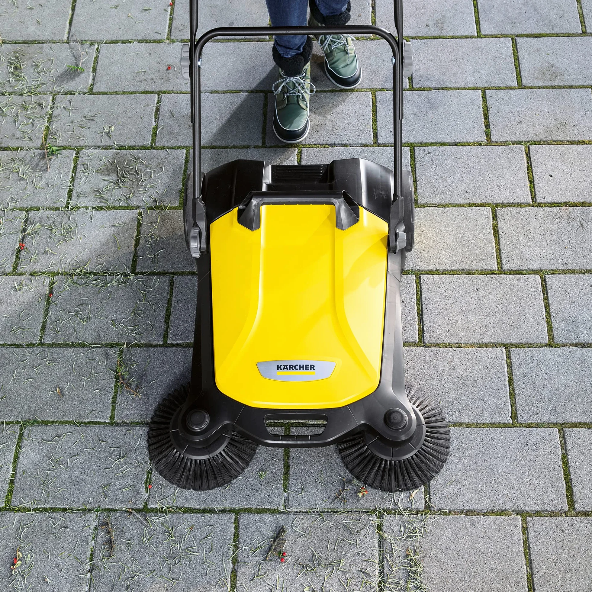 KÄRCHER S 4 Twin Barredora Manual con Dos Cepillos Laterales, 2.400 m²/h, depósito 20 L (1.766-360.0)
