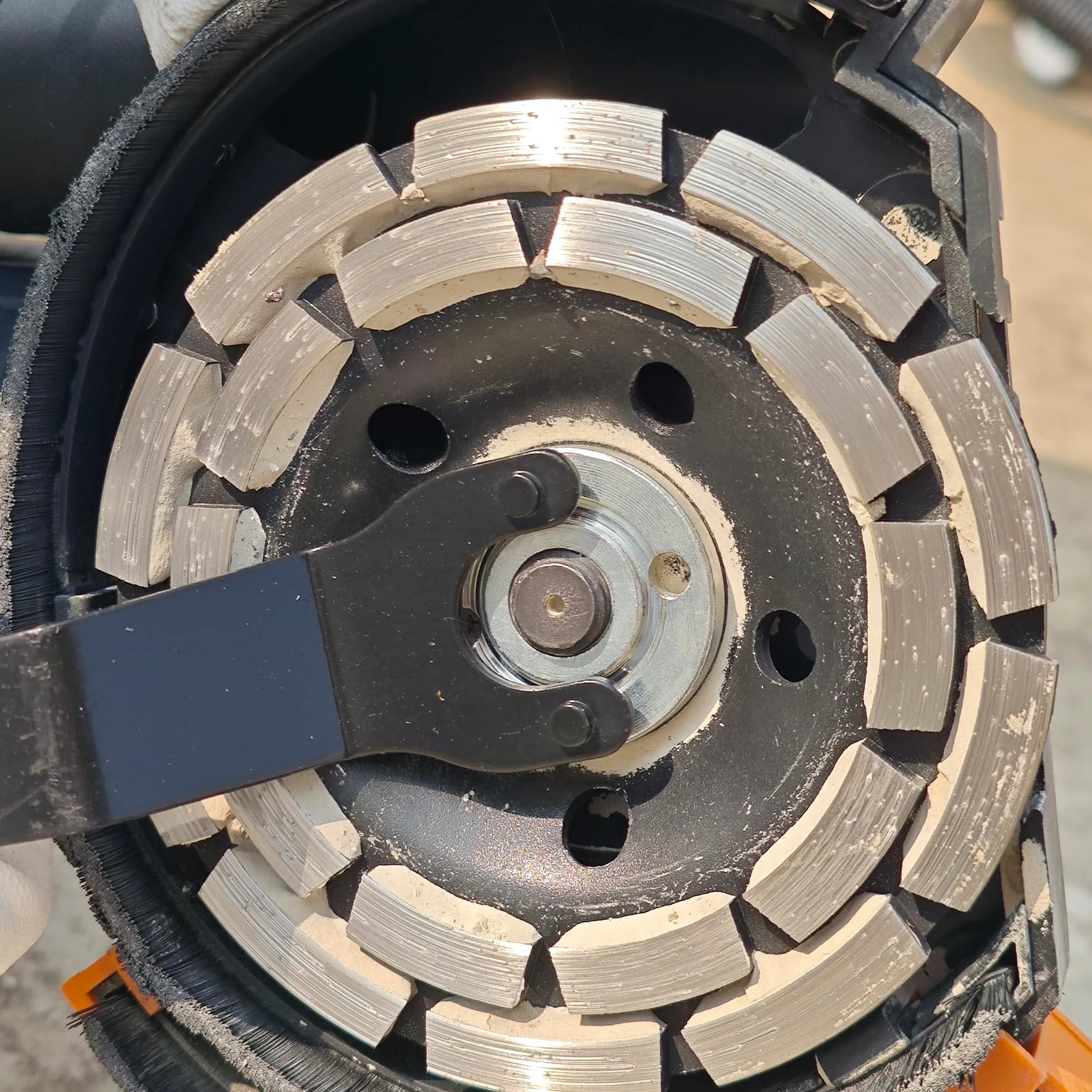 Lijadora de Hormigón MAXXT : amoladora 125 con motor de 1500W, 1000-8500rpm, 7 niveles velocidad，Borde lateral ajustable, para pisos de concreto/aceras/estacionamientos/almacenes