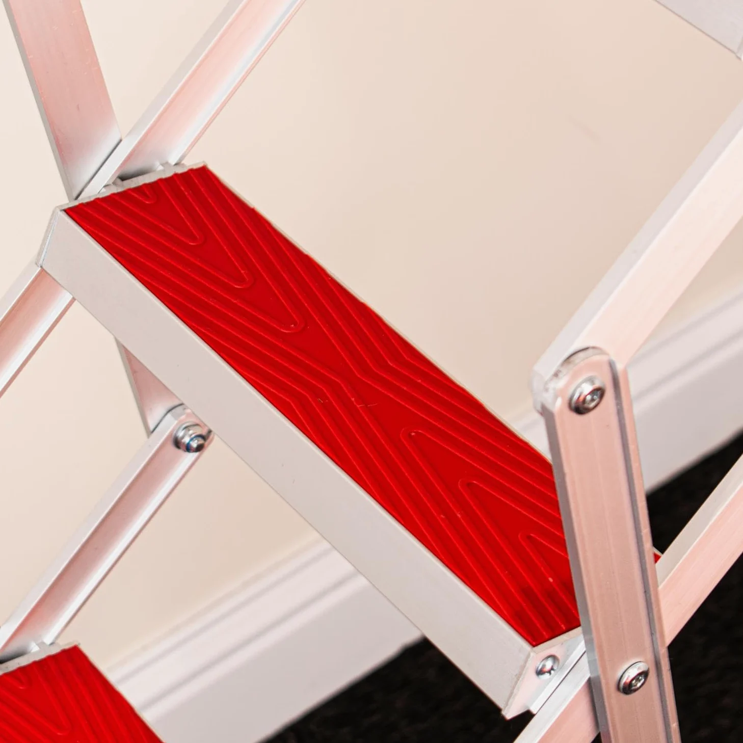 Escalera de Acceso al altillo BPS | Diseño Compacto con peldaños Antideslizantes Recubiertos de Goma | Fácil Montaje | Aluminio | Altura del Suelo al Techo: 2,74 m | Clase energética A