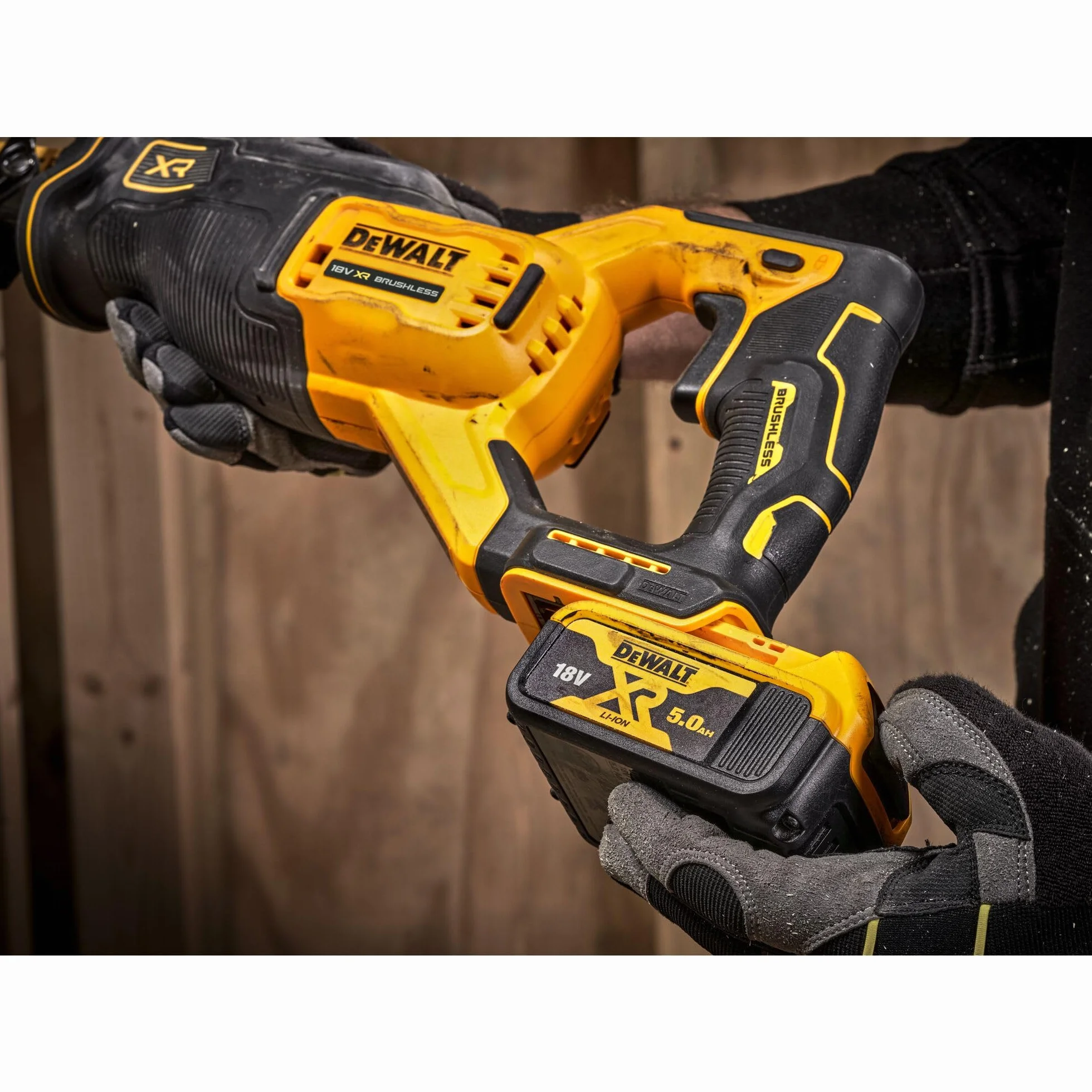 DEWALT DCS382N-XJ - Sierra sable 18V XR, Motor sin escobillas, Compacta, Capacidad de corte máxima de 300mm, Alta velocidad de corte, Luz LED, No incluye batería ni cargador