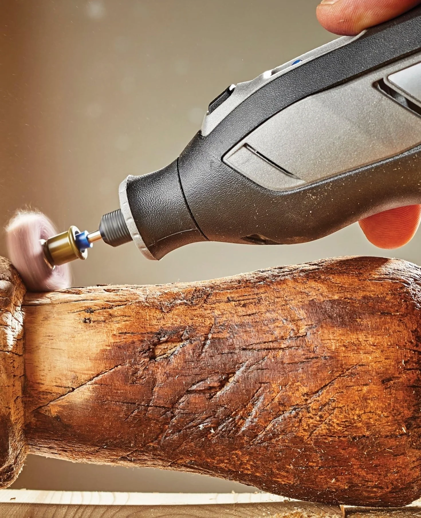 Dremel 8240 - Multiherramienta sin cable con batería de litio de 12 V 2Ah, kit de 3 complementos y 45 accesorios, Velocidad variable 5000-35 000 rpm y carga rápida