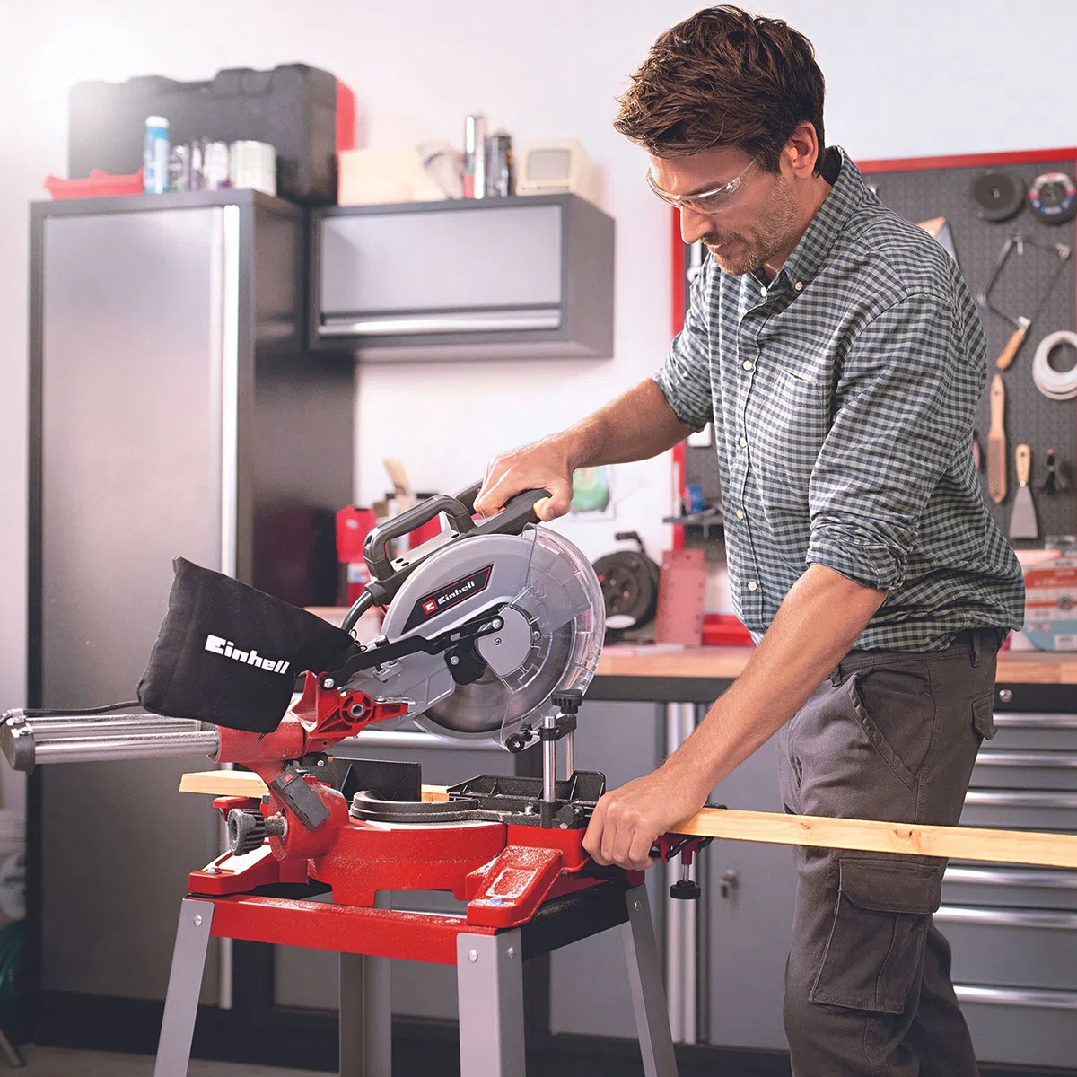 Einhell Ingletadora, 1900 W, 4.800 rpm, cabezal de sierra basculante, incluida la hoja de sierra HM, Color Rojo