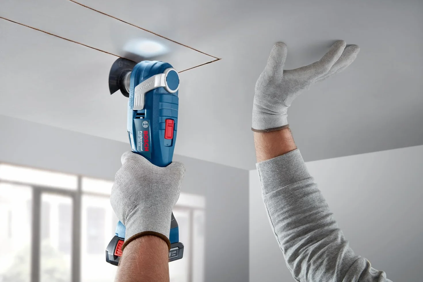 Bosch Professional 18V System multiherramienta a batería GOP 18V-34 (motor sin escobillas, Vibration Control, empuñadura estrecha 180 mm, incl. 1 hoja de sierra, L-BOXX, sin batería/cargador)