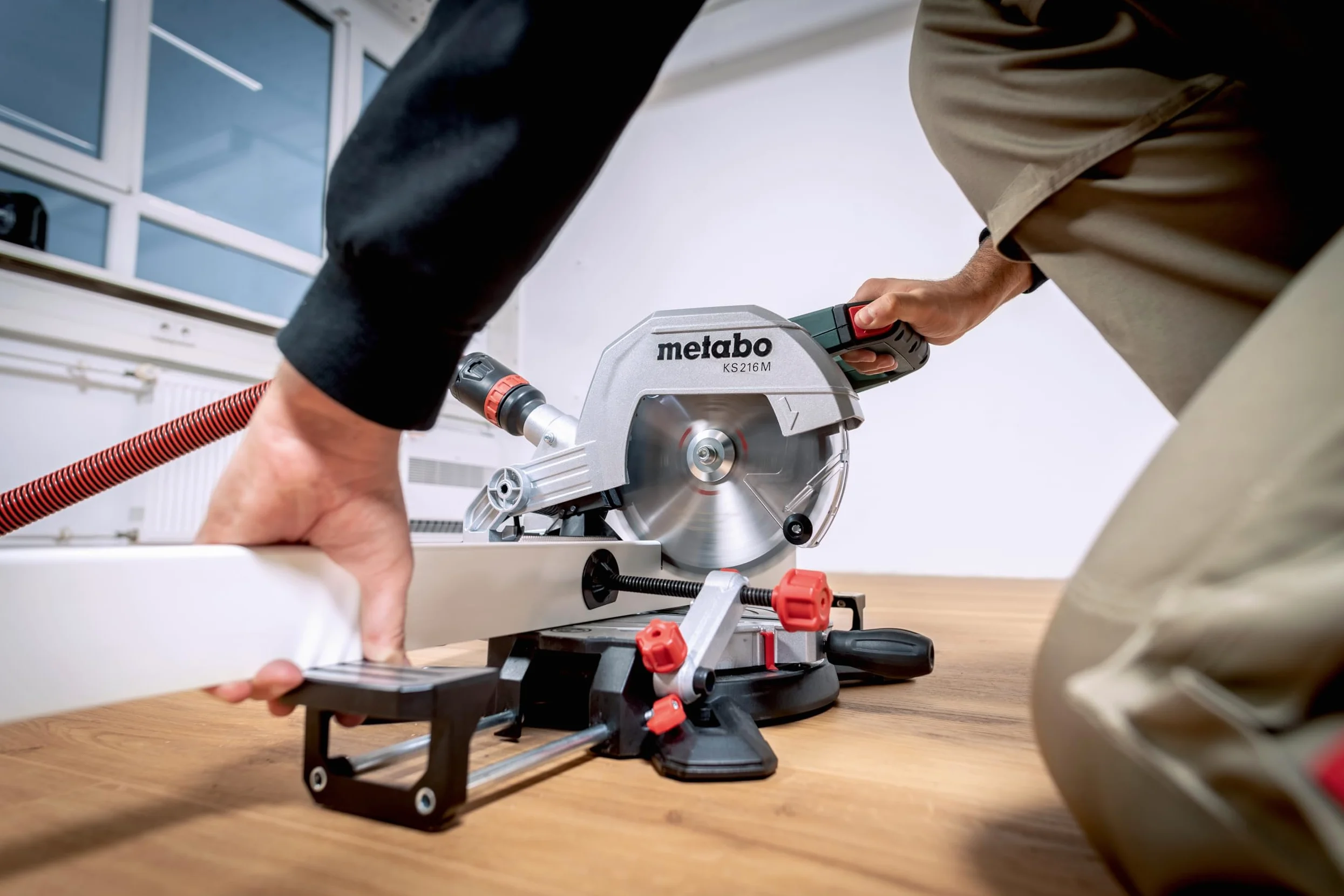 Metabo KS 216 M Ingletadora Eléctrica Compacta Precisa Móvil Ligera para Cortes en Madera y Plástico