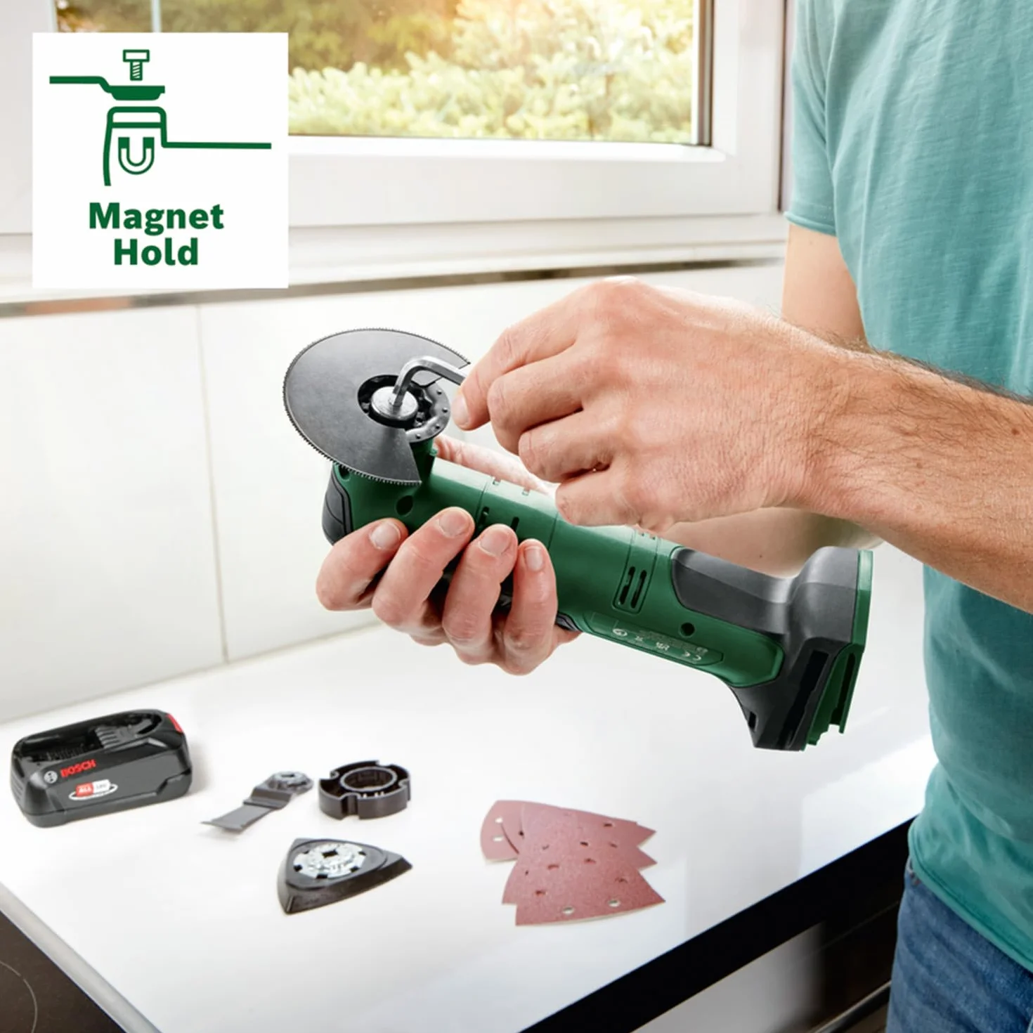 Bosch multiherramienta con batería UniversalMulti 18V-32 (para serrar, cortar, lijar; 1 hoja de sierra; 1 cuchilla de corte; 1 placa lijadora; 6 hojas de lija; 1 tope de profundidad; sin batería)