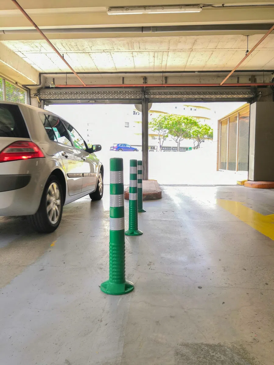 ADO - Pilona bolardo poste señalizacion trafico de plástico poliuretano verde de gran frexibilidad para trafico (1- Pilona)