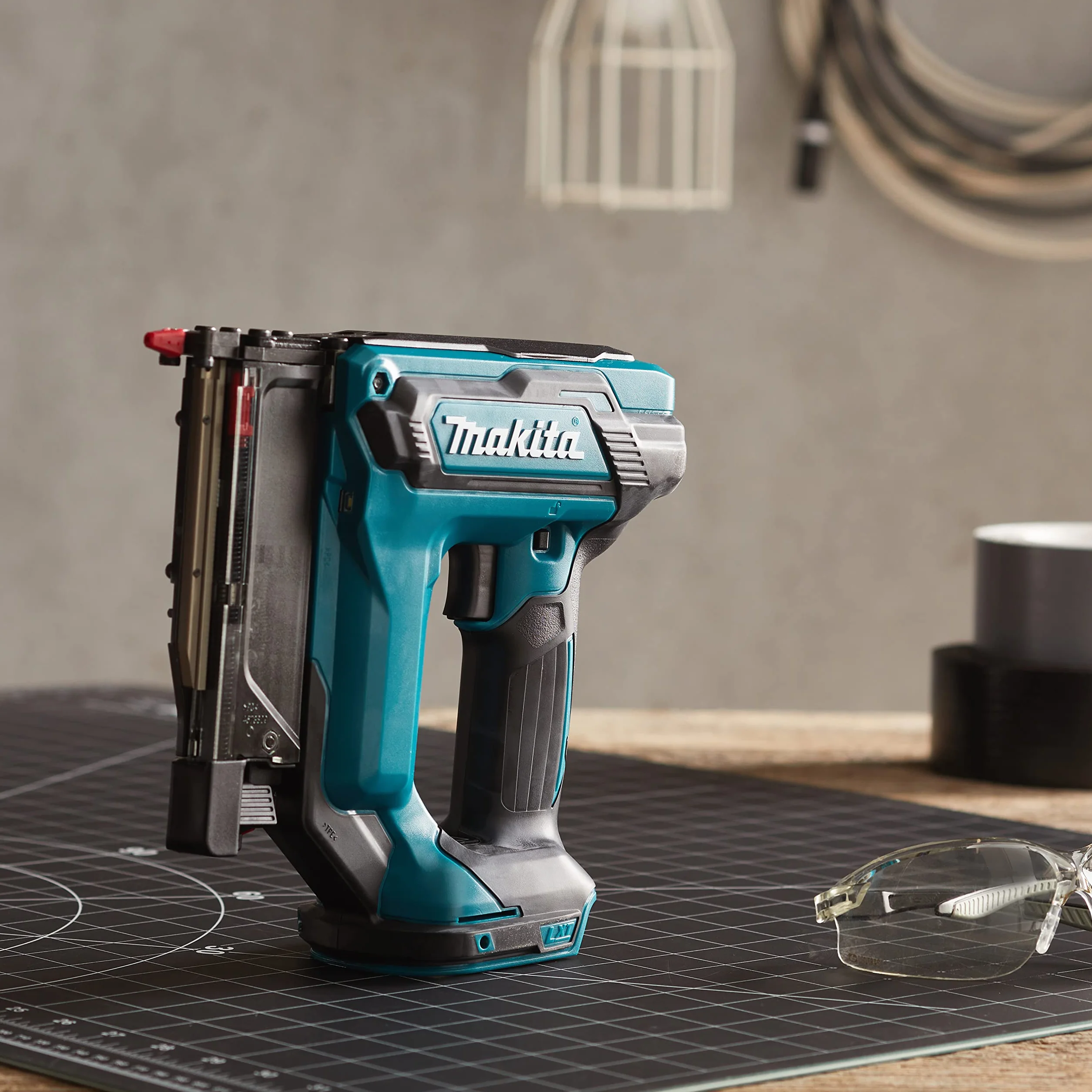 Makita Clavadora LXT de iones de litio DPT353Z de 18 V, baterías y cargador no incluidos