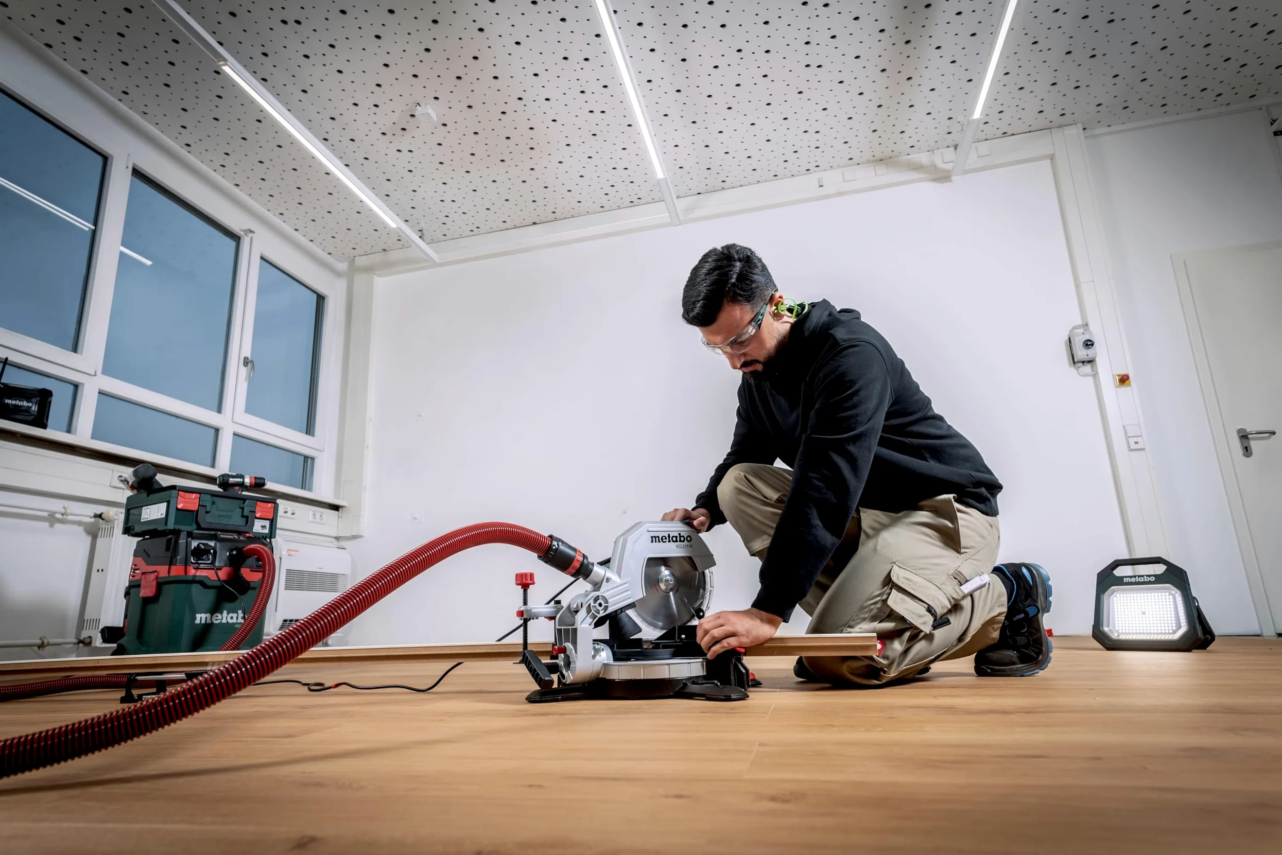 Metabo KS 216 M Ingletadora Eléctrica Compacta Precisa Móvil Ligera para Cortes en Madera y Plástico