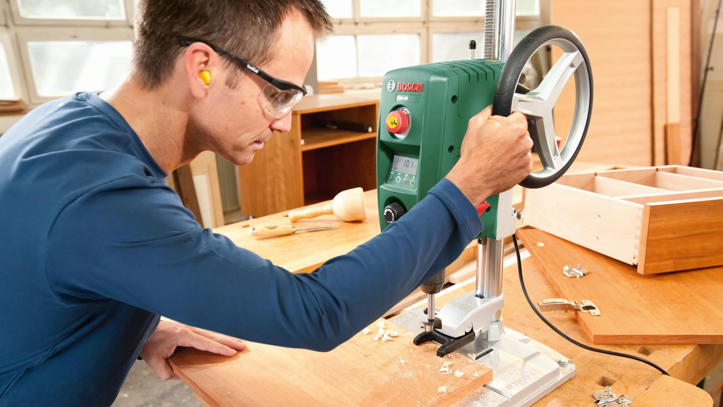 Bosch taladro de columna PBD 40 (710 W, Ø máx. de perforación en acero/madera: 13 mm/40 mm, carrera de taladro: 90 mm, en caja)