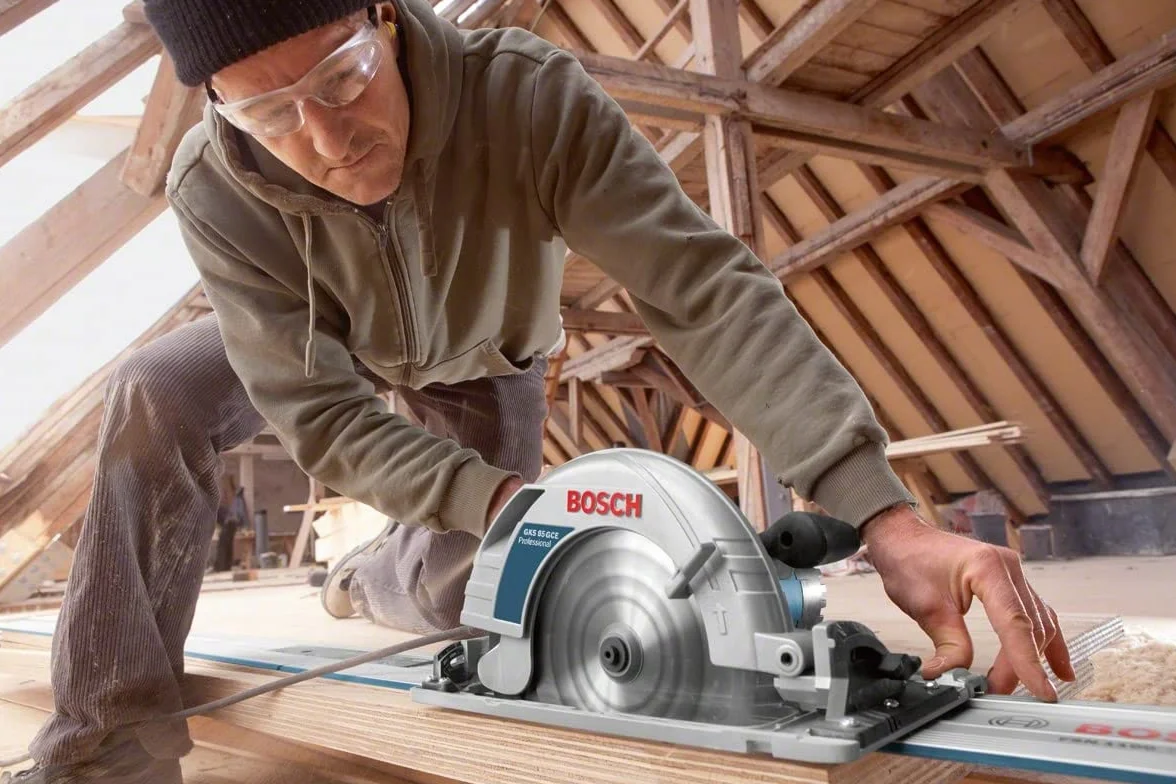 Bosch Professional sierra circular GKS 85 G (incl. 1 disco de sierra, Optiline Wood, 235 x 30/25 x 2,8 mm, 24, llave Allen SW 5, adaptador de vacío)
