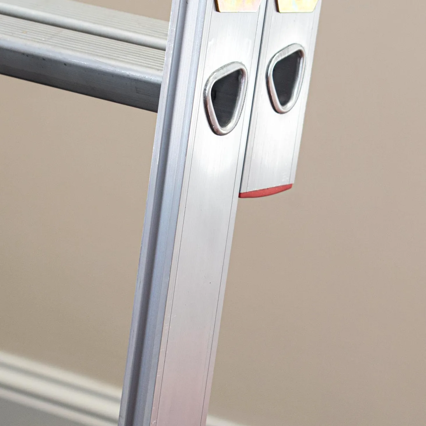 Escalera de Acceso a altillo de Aluminio BPS, 3 Secciones | Escalera con pasamanos, peldaños en D, Poste de Almacenamiento y herrajes de Bloqueo | Carga máxima: 150 kg