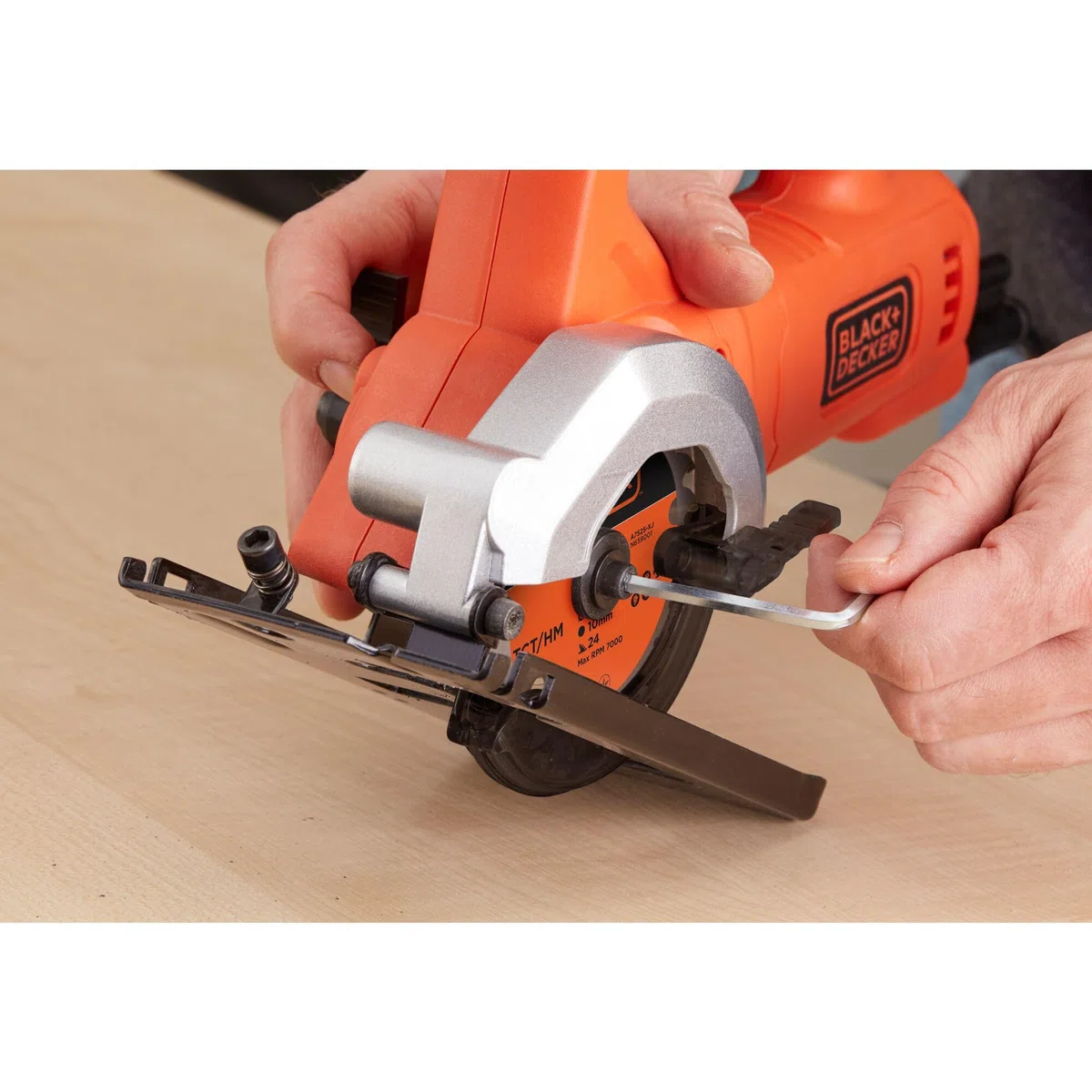 BLACK+DECKER Mini sierra circular con cable 400W, 85mm, 3600 RPM, profundidad de corte 27mm, incluye 2 discos (TCT 24T y HSS 44T), adaptador para aspirador, guía de corte paralela, BES510
