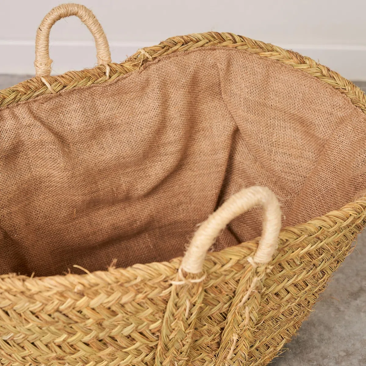 Cesteria Aparici - Capazo Leñero de Esparto Forrado Grande XXL. Cesta para Leña Artesanal con Asas Reforzadas. Cesto Decorativo para Mantas y Almacenaje Rústico. (57x47x35 cm, Ref. 7110F-2).