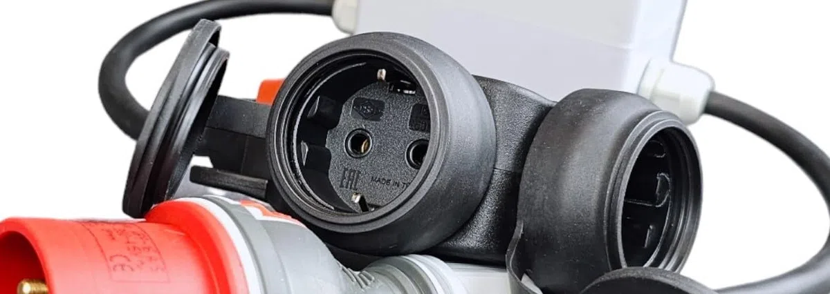 RoadEu - Adaptador de Corriente Fuerte - Conector CEE 32A - Adaptador de 380V a 220V, 3 Conectores Schuko de 220V, Caja de fusibles con 3 disyuntores de C16A