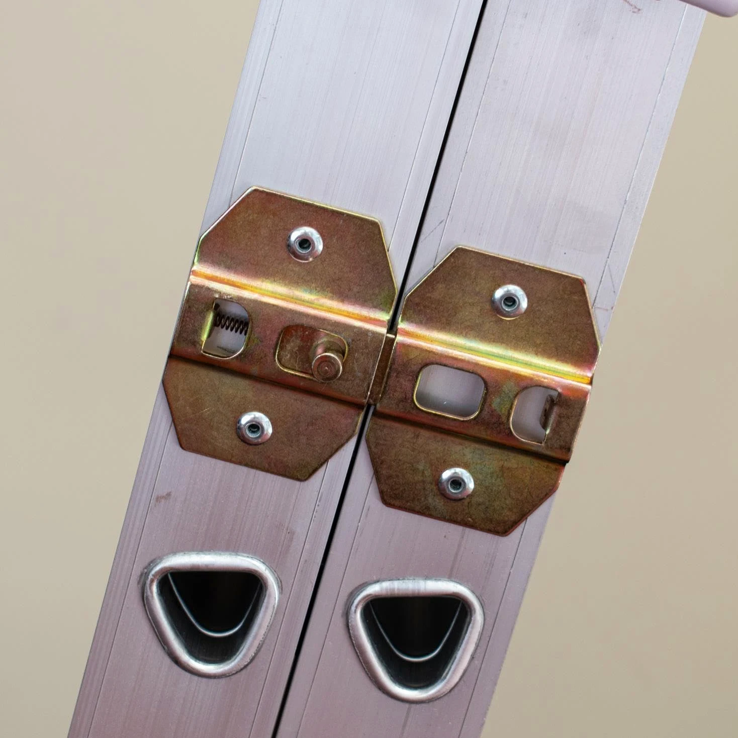 Escalera de Acceso a altillo de Aluminio BPS, 3 Secciones | Escalera con pasamanos, peldaños en D, Poste de Almacenamiento y herrajes de Bloqueo | Carga máxima: 150 kg