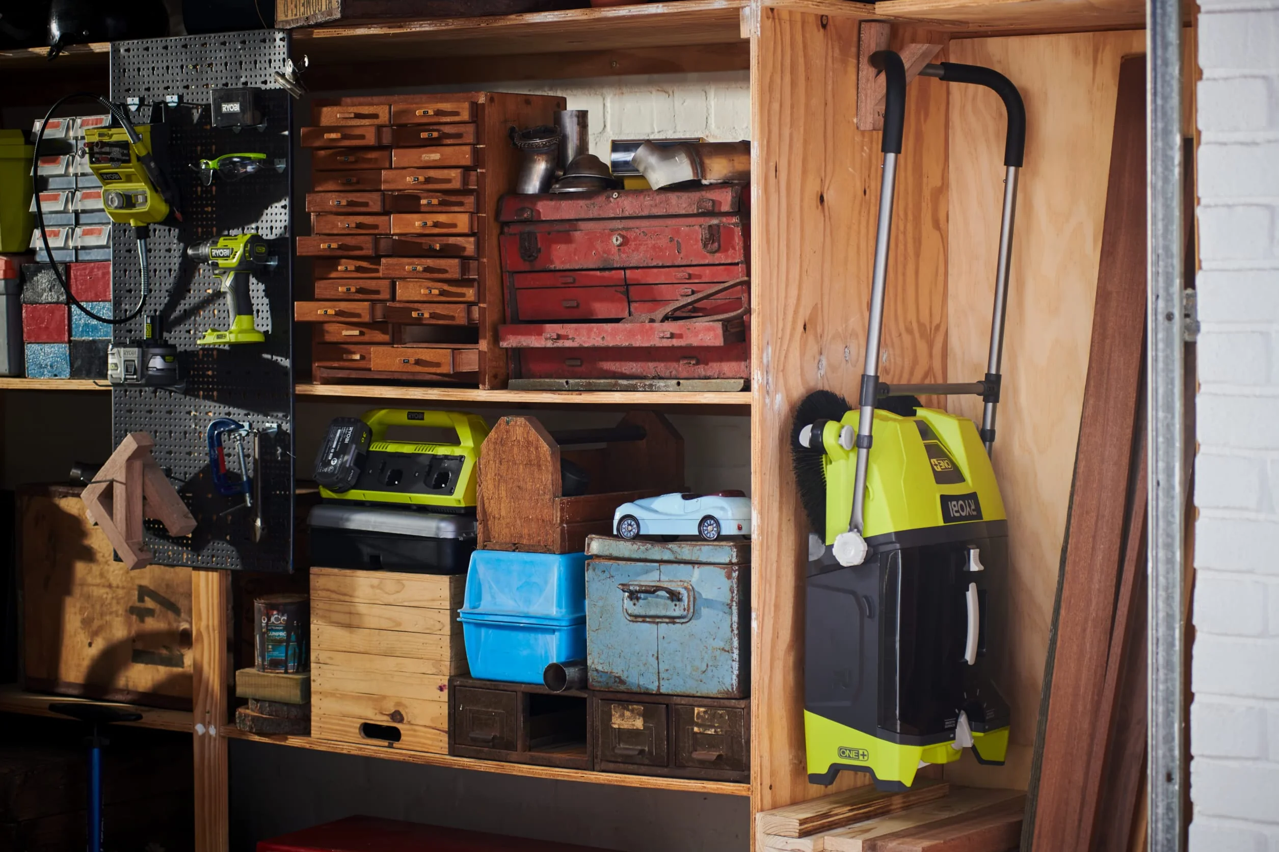 Ryobi - Barredora Motorizada 18V One+ - Ancho de Limpieza 53cm, Velocidad de Rotación 140 RPM - Mangos Ajustables, 2 Cepillos, 1 Colector Transparente 17L (Batería y Cargador no Incluidos)