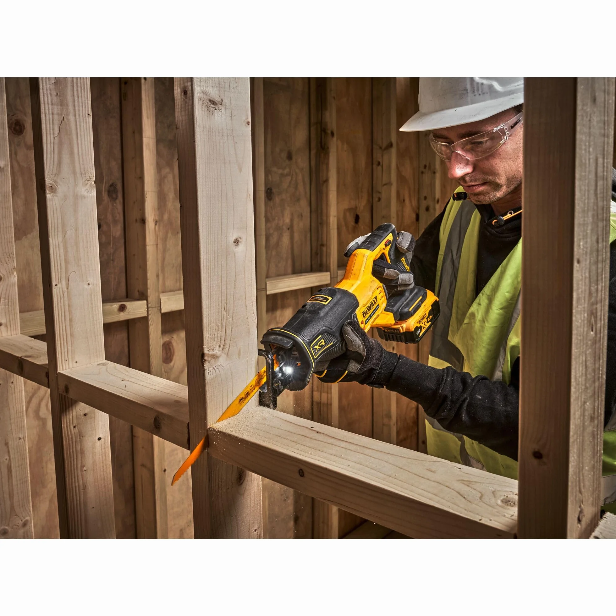 DEWALT DCS382N-XJ - Sierra sable 18V XR, Motor sin escobillas, Compacta, Capacidad de corte máxima de 300mm, Alta velocidad de corte, Luz LED, No incluye batería ni cargador