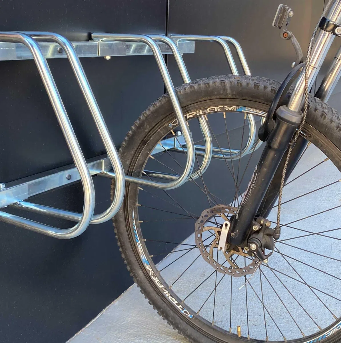 ADO - Rack – Aparcamiento para estacionar 6 Bicicletas en Suelo o Pared | Soporte para aparcar la bicicleta en acero galvanizado (12 bicicletas)