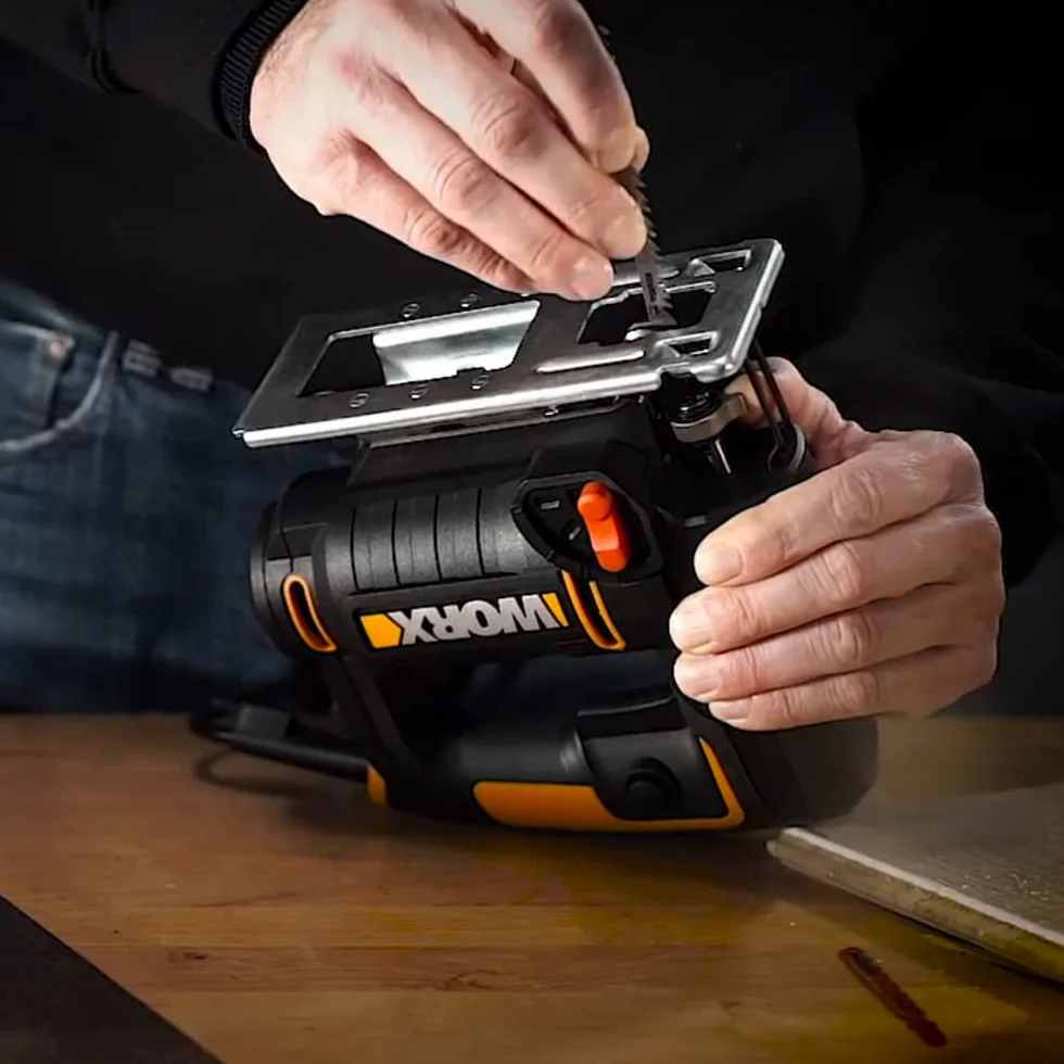 WORX WX478.1 Sierra de Calar 650W con Péndulo 4 Posiciones, Corte en Madera 90mm y Metal 8mm, Cambio Rápido Cuchilla, Soplador, Maletín Incluido