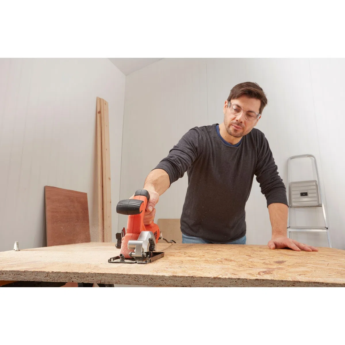 BLACK+DECKER Mini sierra circular con cable 400W, 85mm, 3600 RPM, profundidad de corte 27mm, incluye 2 discos (TCT 24T y HSS 44T), adaptador para aspirador, guía de corte paralela, BES510