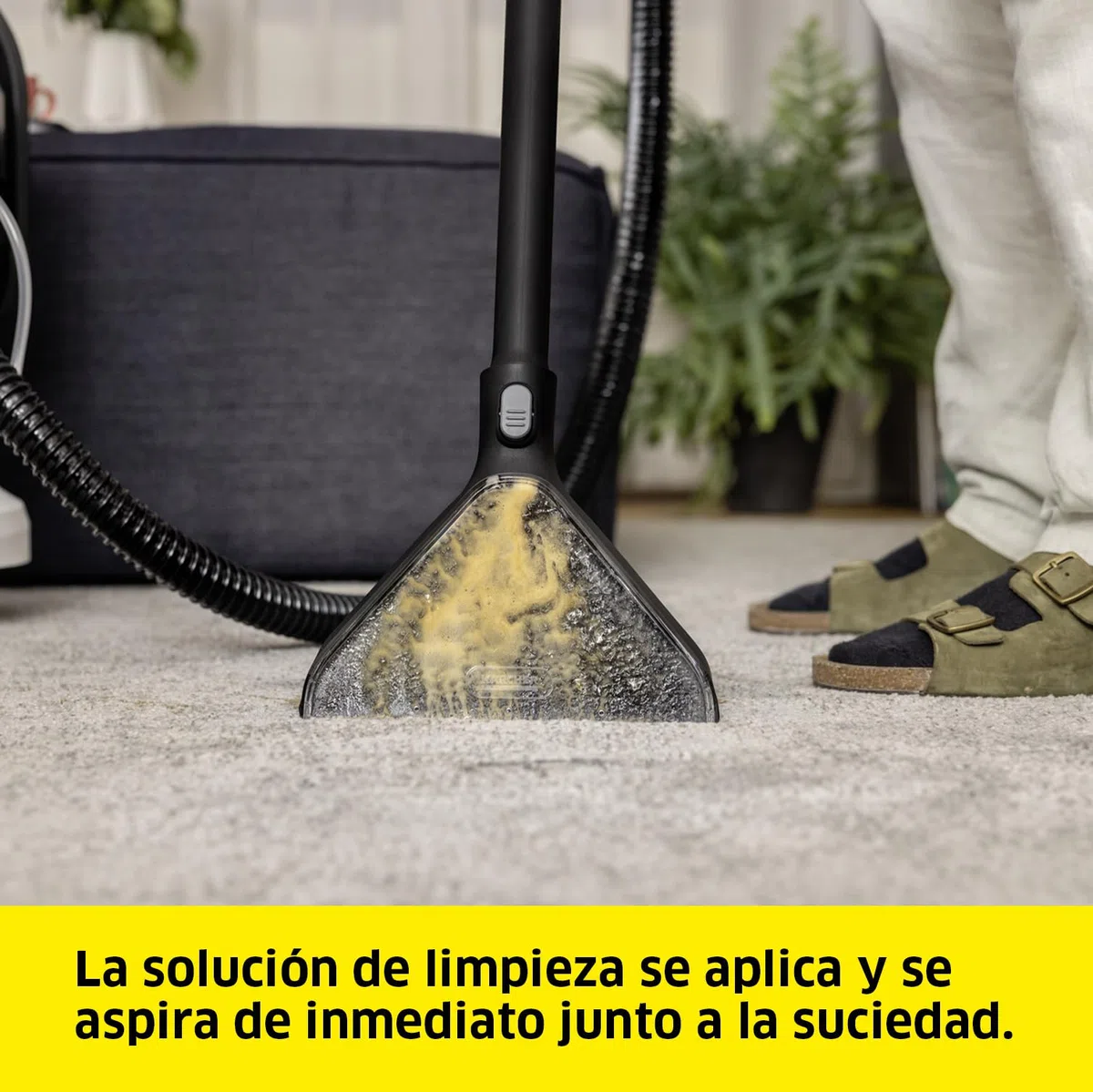 KÄRCHER Lava-aspiradora SE 4, Manguera de aspiración con pulverizador, depósitos de 4 l, boquillas de Lavado, de Clip y para tapicerías, con Accesorios para Suelos Duros y alfombras