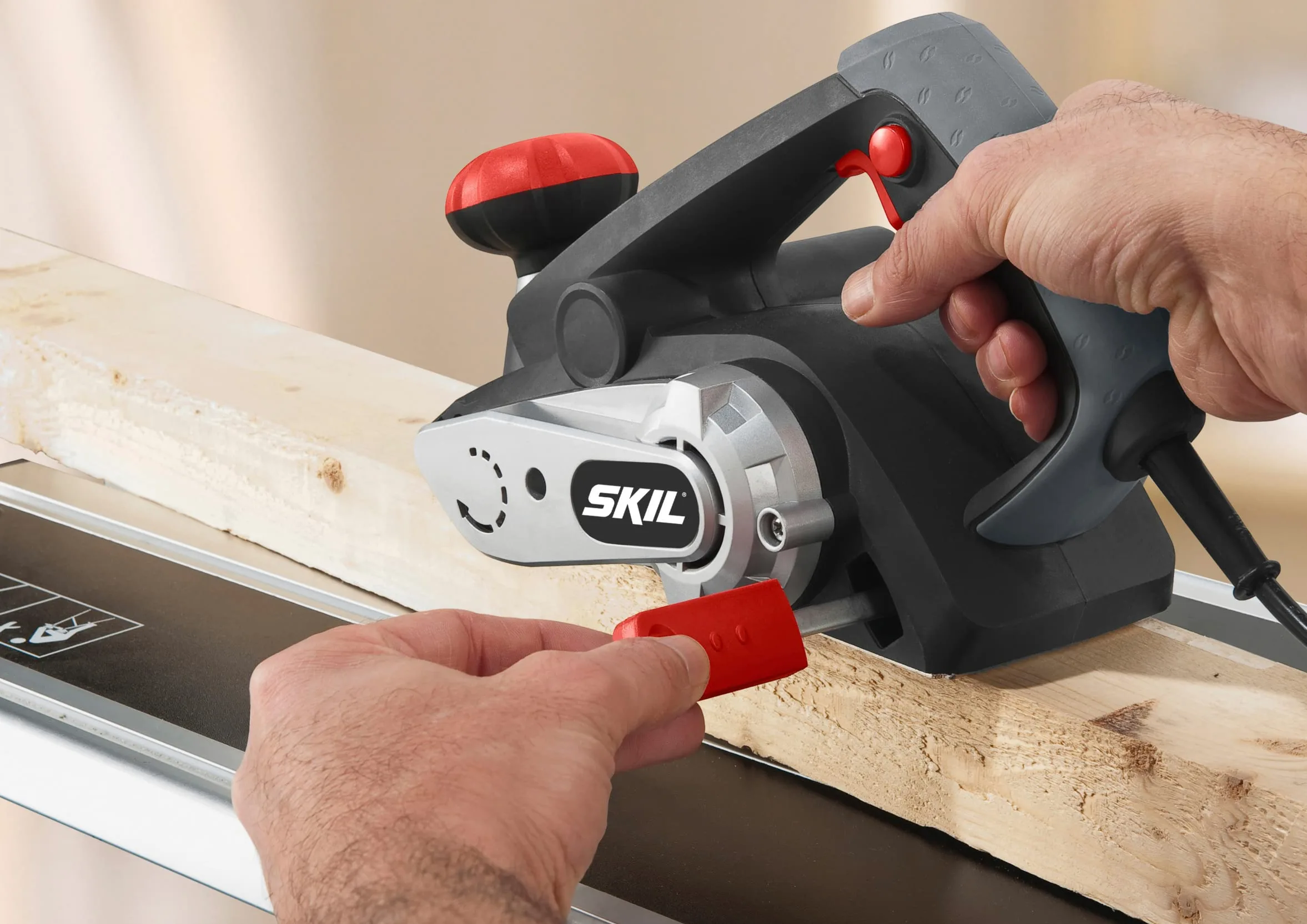 Skil 1558AA - Cepillo eléctrico para madera (600 W, anchura de cepillado: 82 mm, profundidad de cepillado: 0-2 mm, conexión para aspirador integrada)