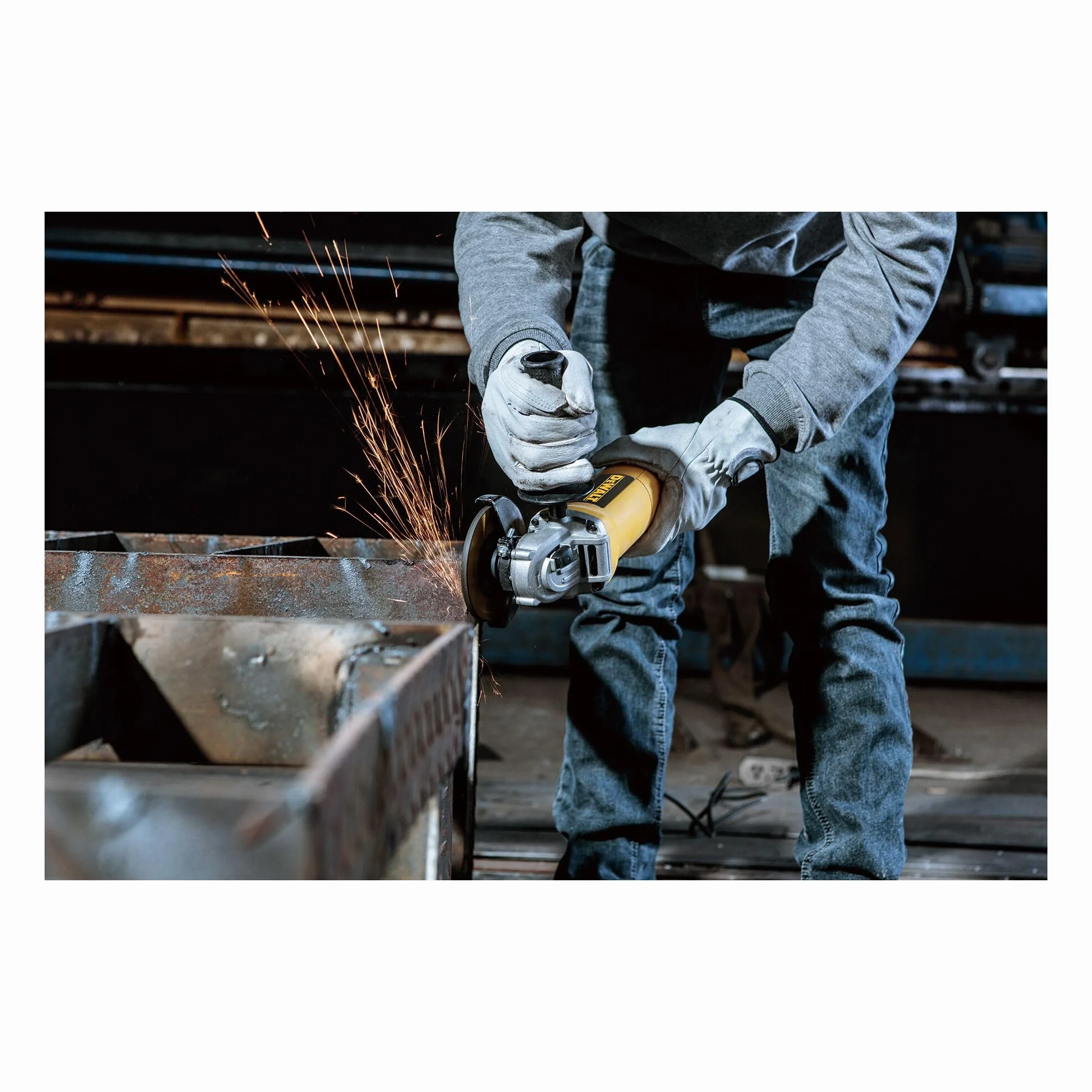 DEWALT DWE4117-QS - Amoladora angular 950W, 125 mm, Arranque suave y protección de reinicio, Incluye protector de seguridad, Mango adicional y accesorios
