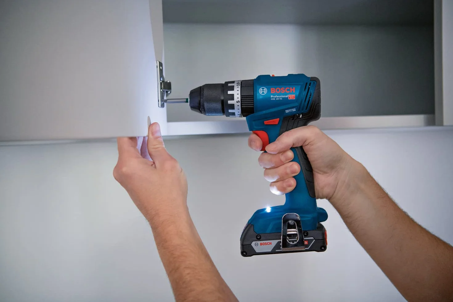 Bosch Professional 18V System taladro con percusión a batería GSB 18V-45 (velocidad de giro 1900 rpm, incl. 2 baterías 2.0Ah, GAL 18V-2082, set con 82 accesorios, L-Case Pick & Click)